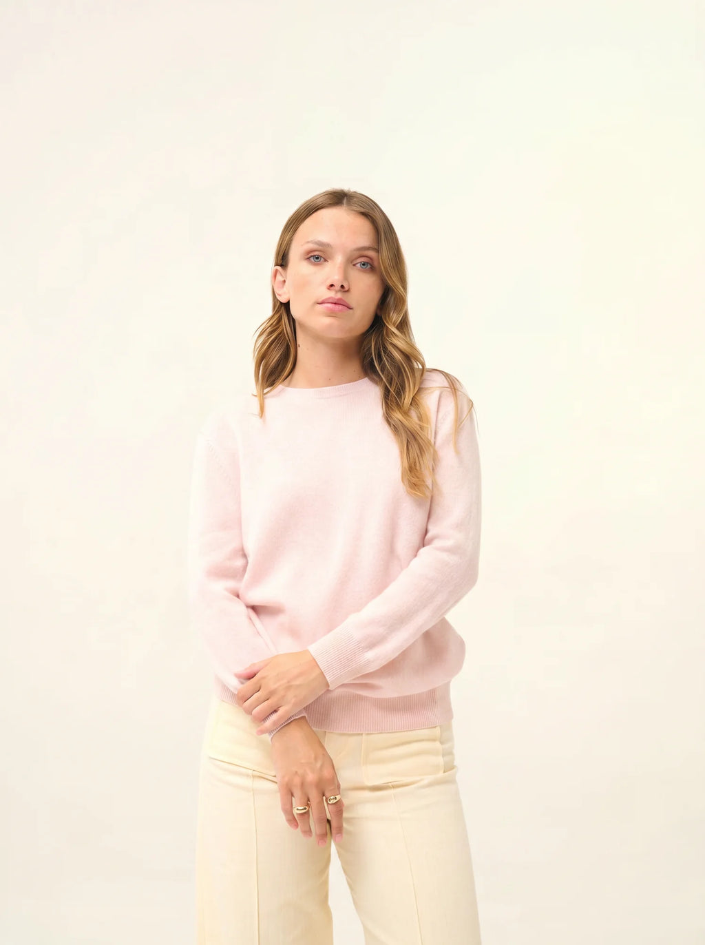 JANICE pullover rundhalsausschnitt geknöpft hinten poudre