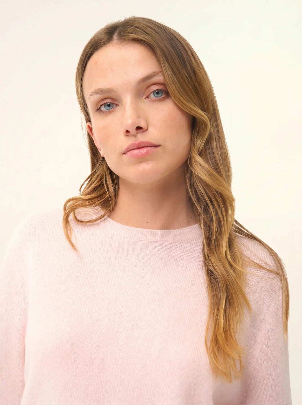JANICE pullover rundhalsausschnitt geknöpft hinten poudre