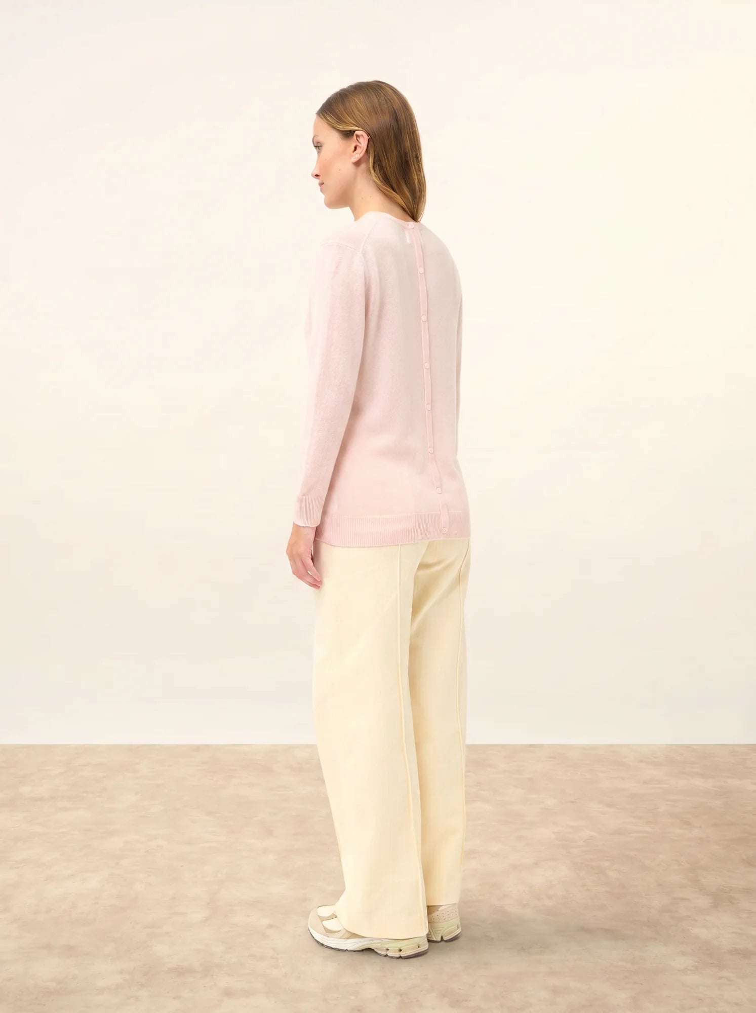 JANICE pullover rundhalsausschnitt geknöpft hinten poudre