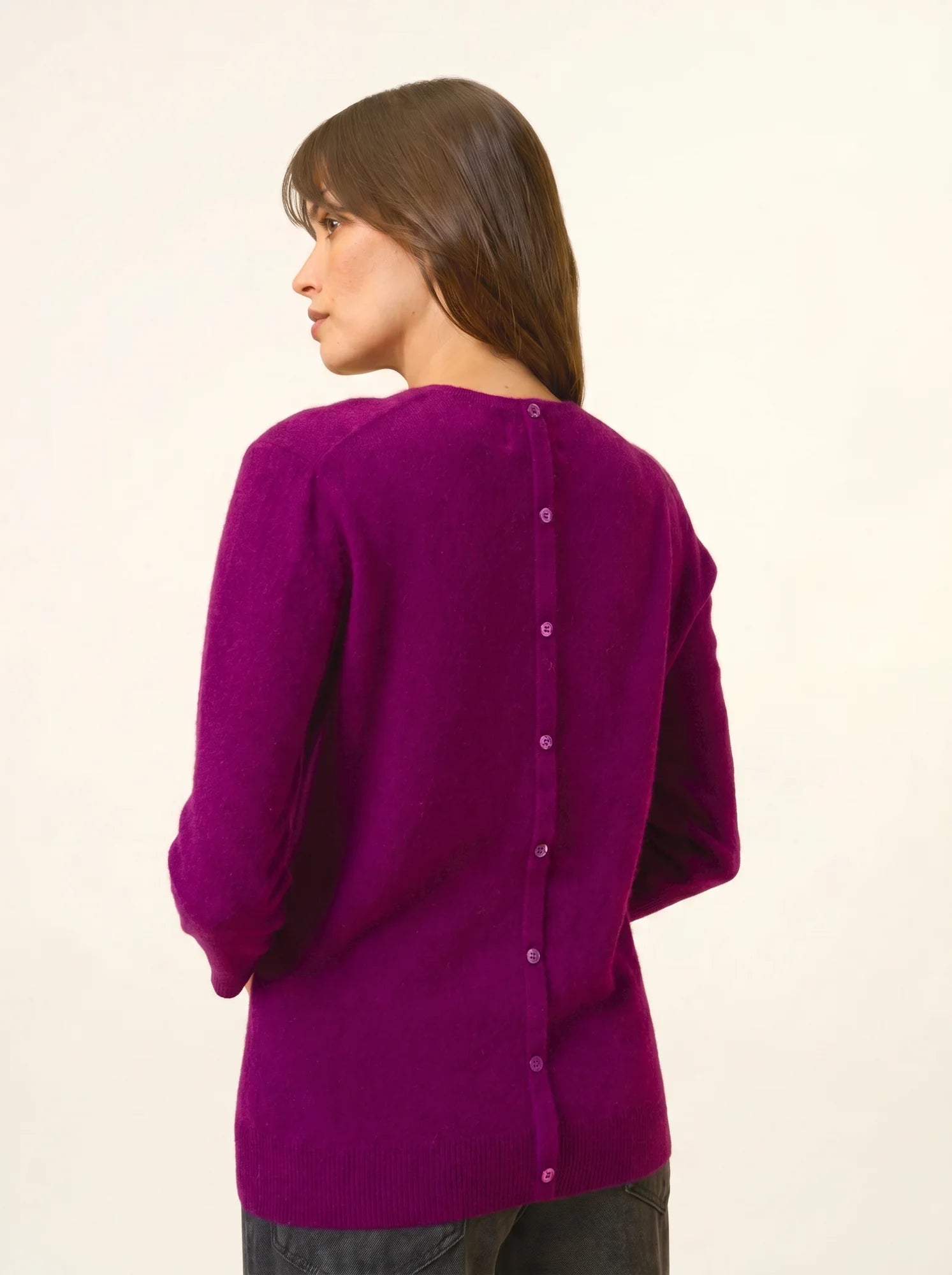 JANICE pull col rond boutonné dos prune