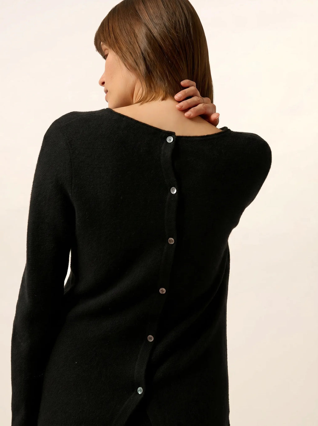 OLENA pullover rundhalsausschnitt geknöpft hinten schwarz