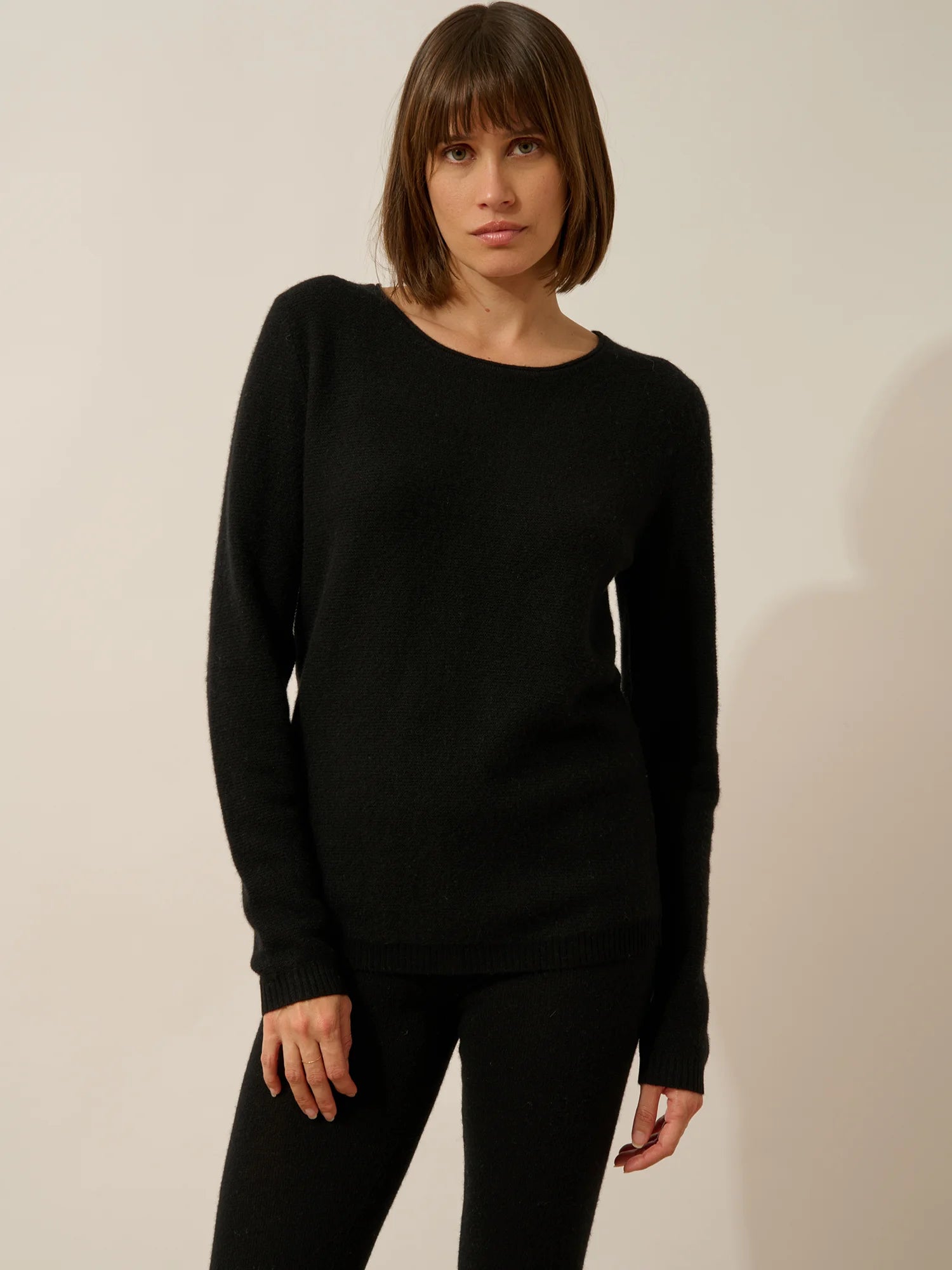 OLENA pullover rundhalsausschnitt geknöpft hinten schwarz