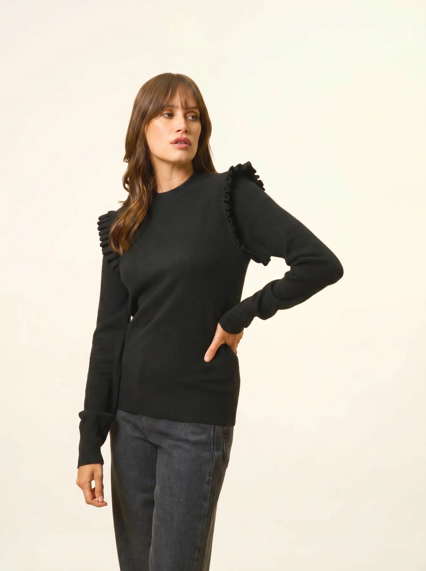 BOXBURN pullover rundhalsausschnitt volants épaules schwarz