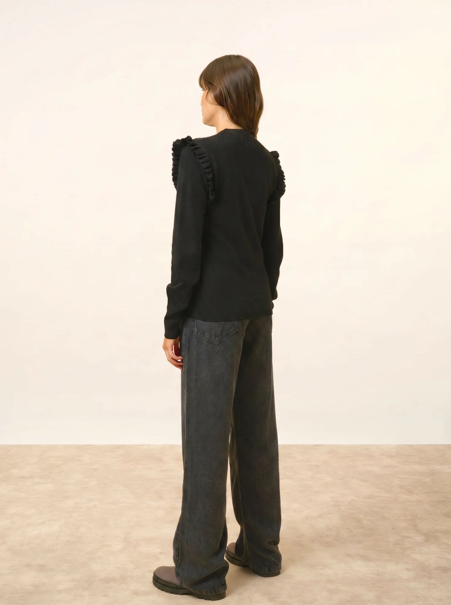 BOXBURN pullover rundhalsausschnitt volants épaules schwarz