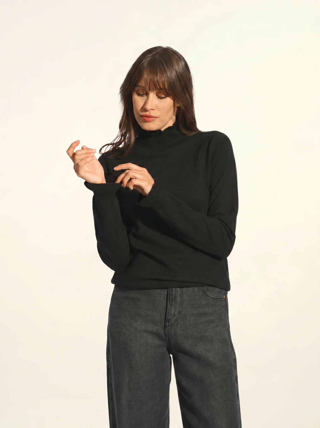 TRILA pullover stehkragen volant schwarz