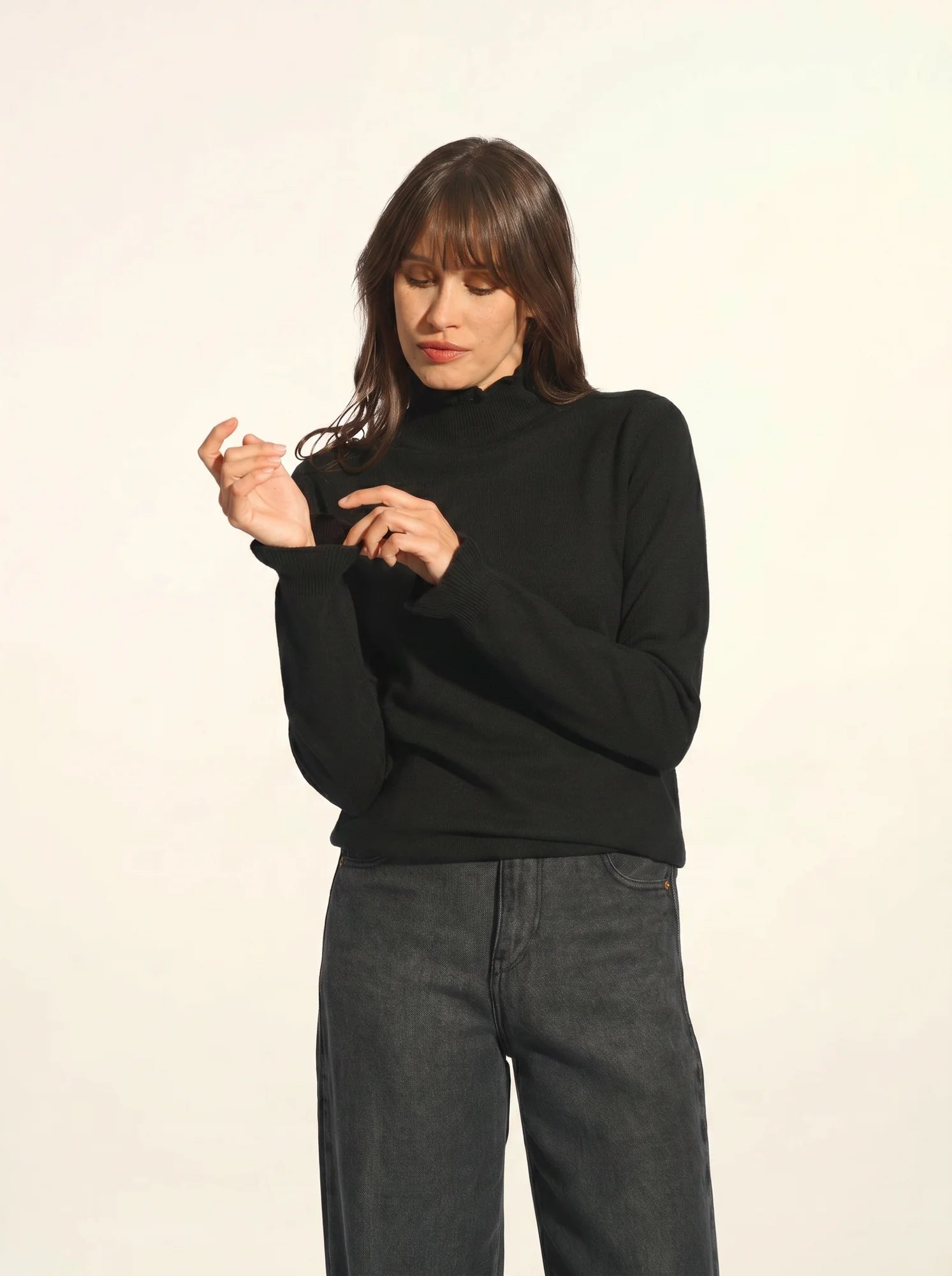 TRILA pullover stehkragen volant schwarz