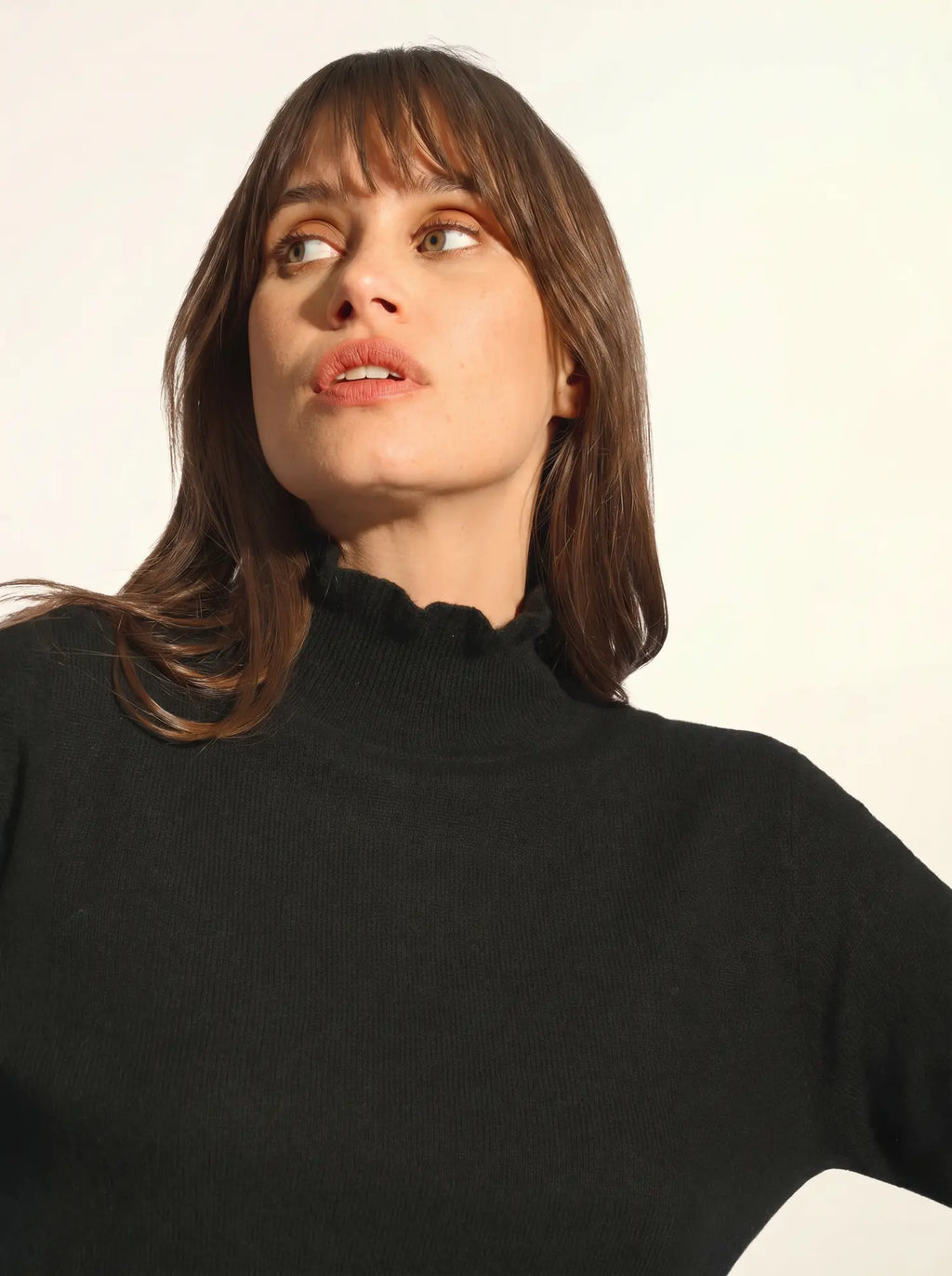 TRILA pullover stehkragen volant schwarz