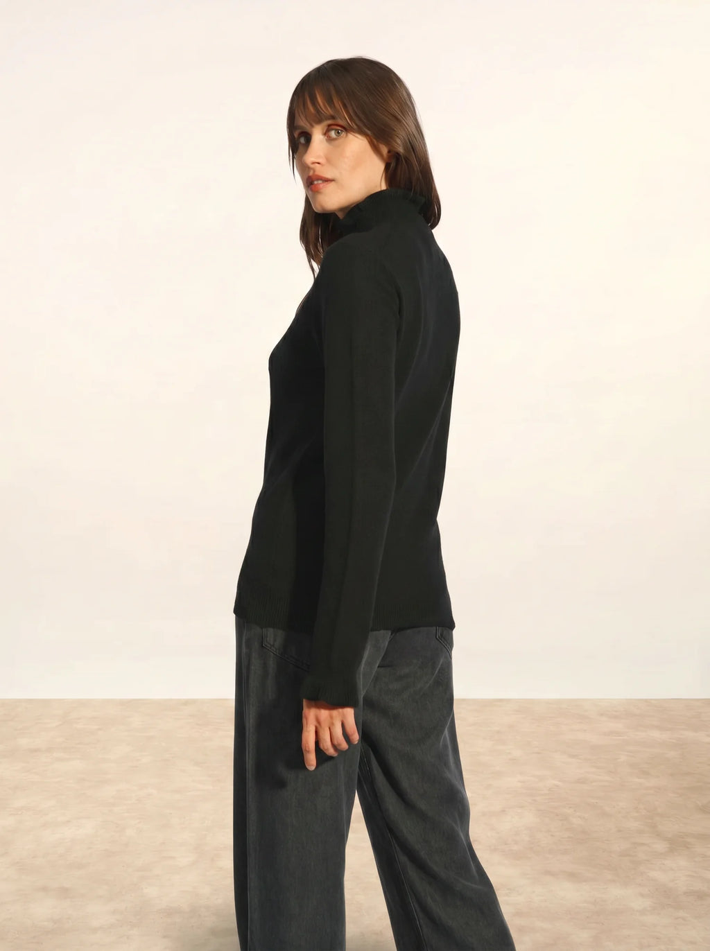 TRILA pullover stehkragen volant schwarz