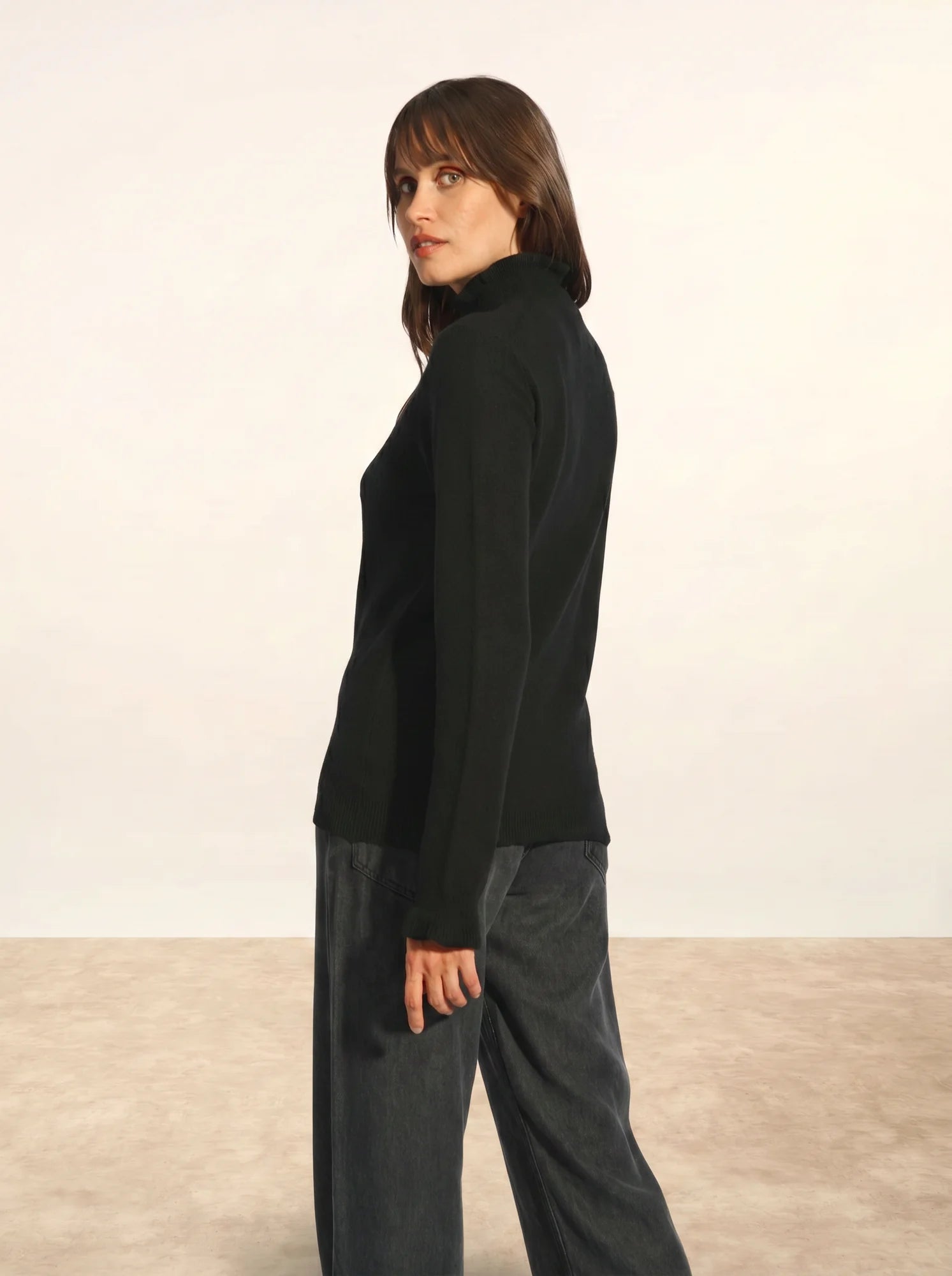TRILA pullover stehkragen volant schwarz