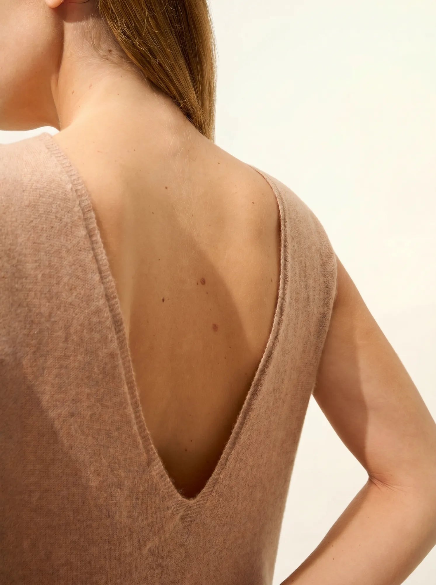 TESSA kleid v-ausschnitt vorne und hinten ärmellos camel meliert
