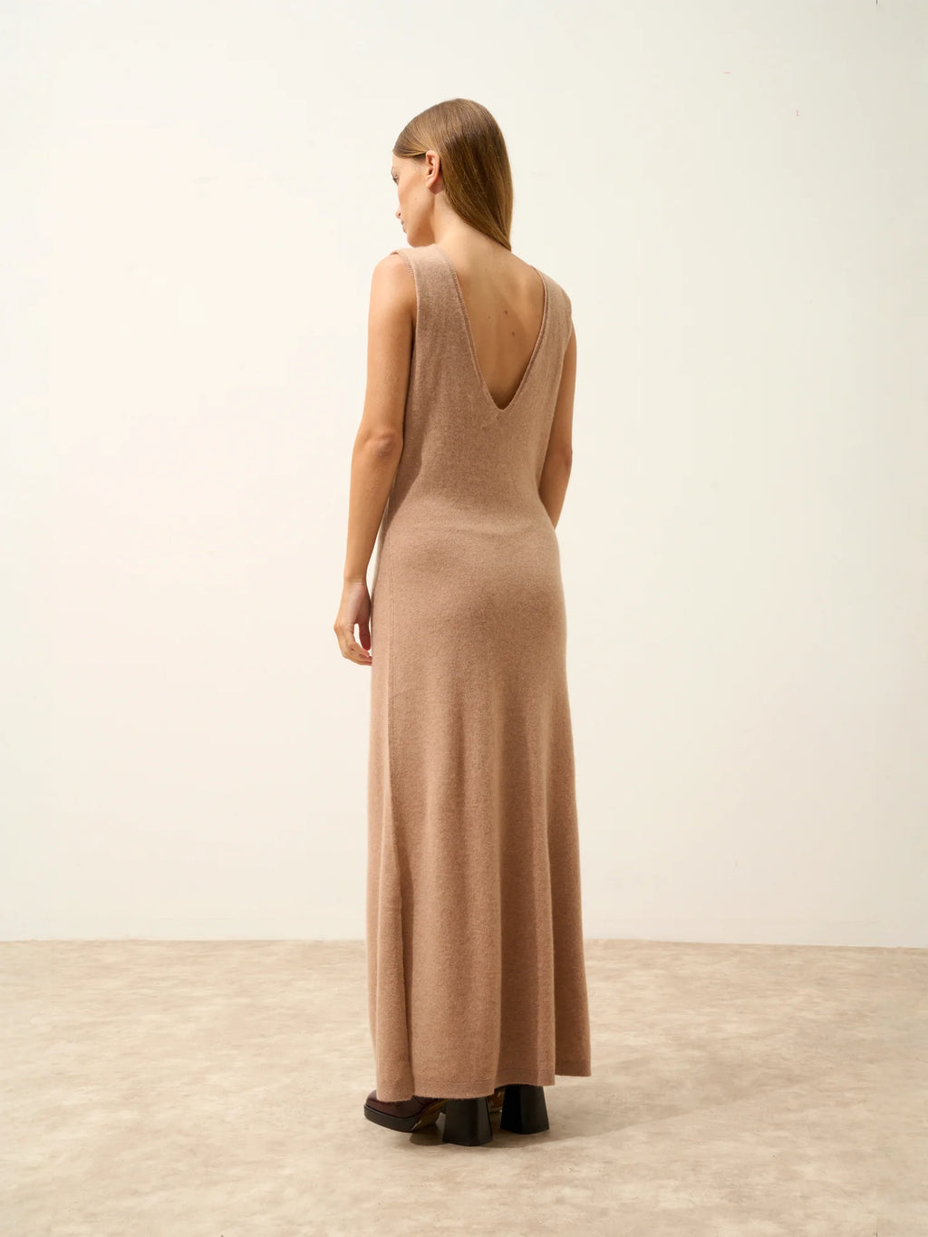 TESSA kleid v-ausschnitt vorne und hinten ärmellos camel meliert