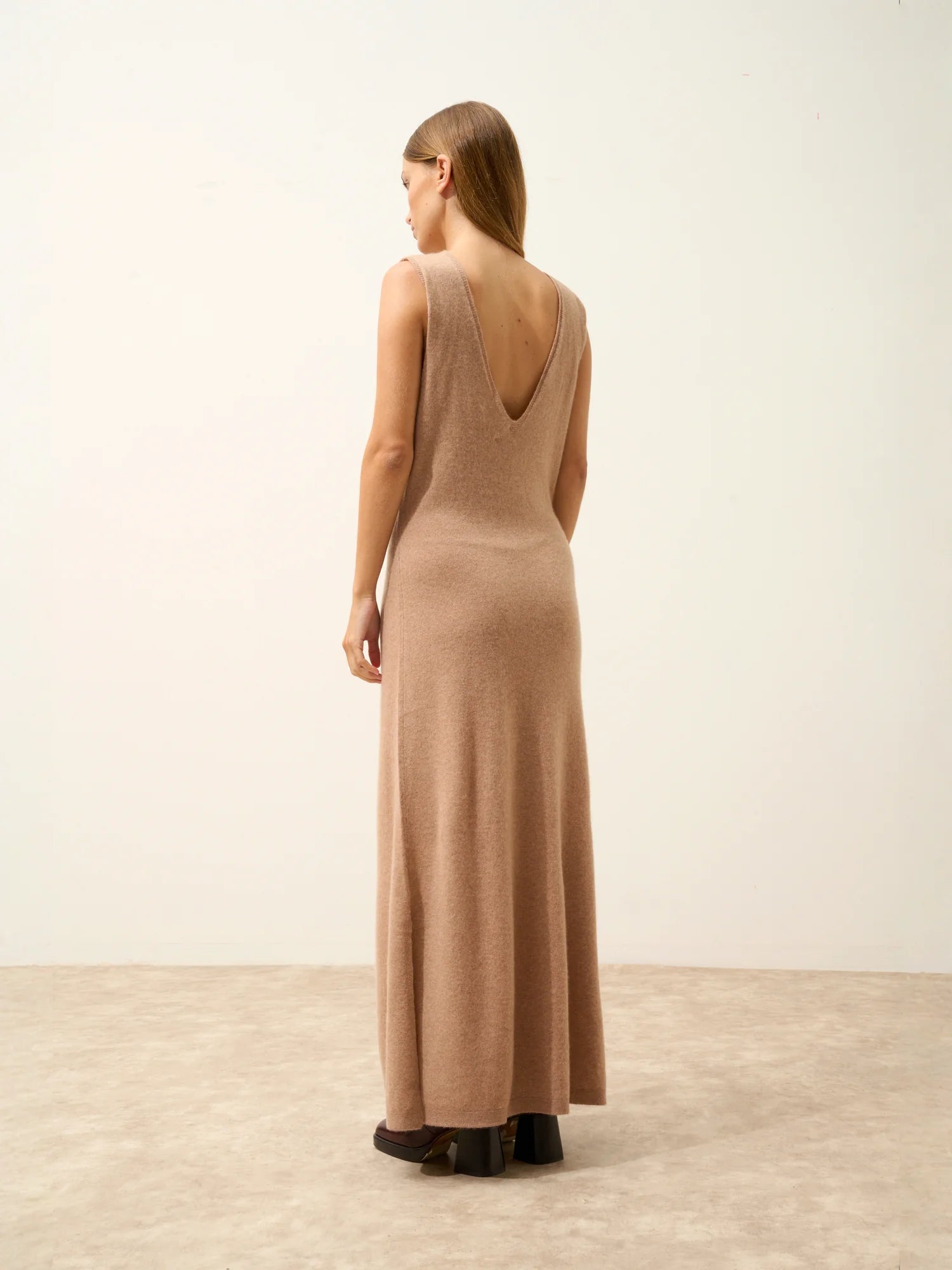 TESSA kleid v-ausschnitt vorne und hinten ärmellos camel meliert