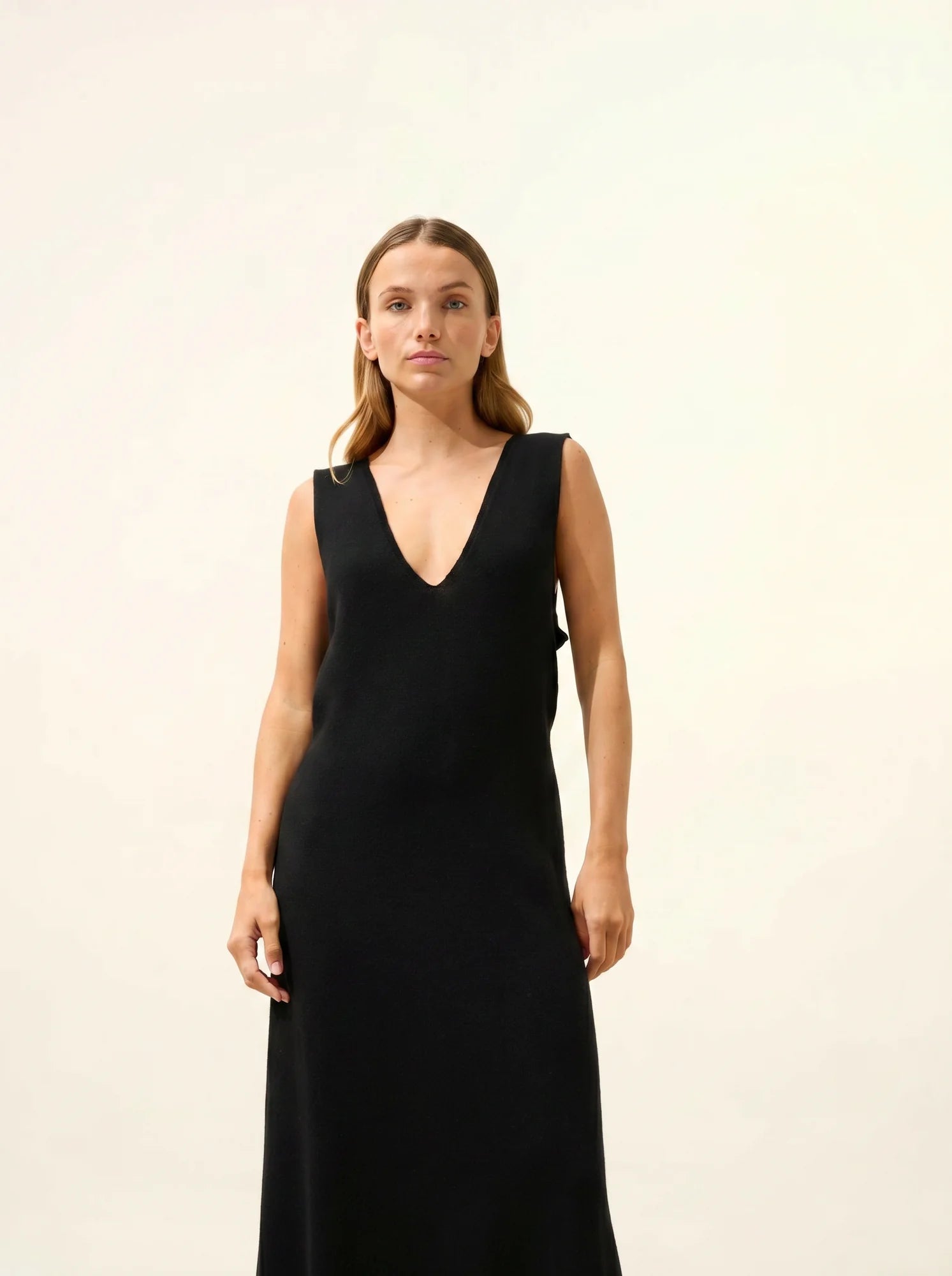 TESSA kleid v-ausschnitt vorne und hinten ärmellos schwarz