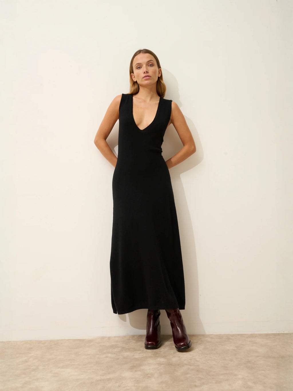 TESSA kleid v-ausschnitt vorne und hinten ärmellos schwarz
