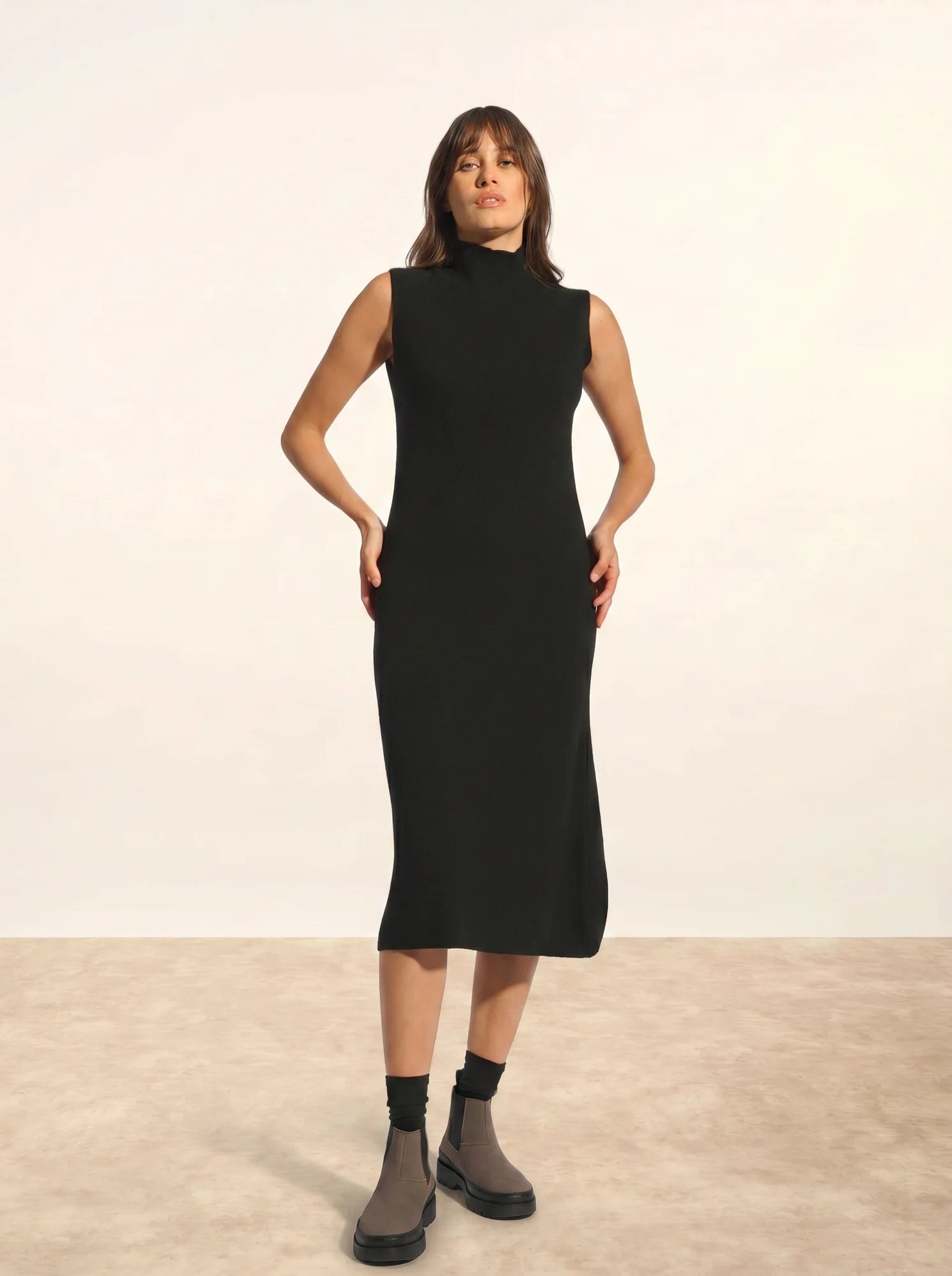 LOTTIE kleid stehkragen ärmellos schwarz