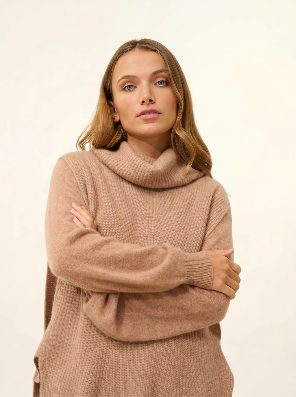 LOU cape rollkragen ärmellos 4-fädig camel meliert