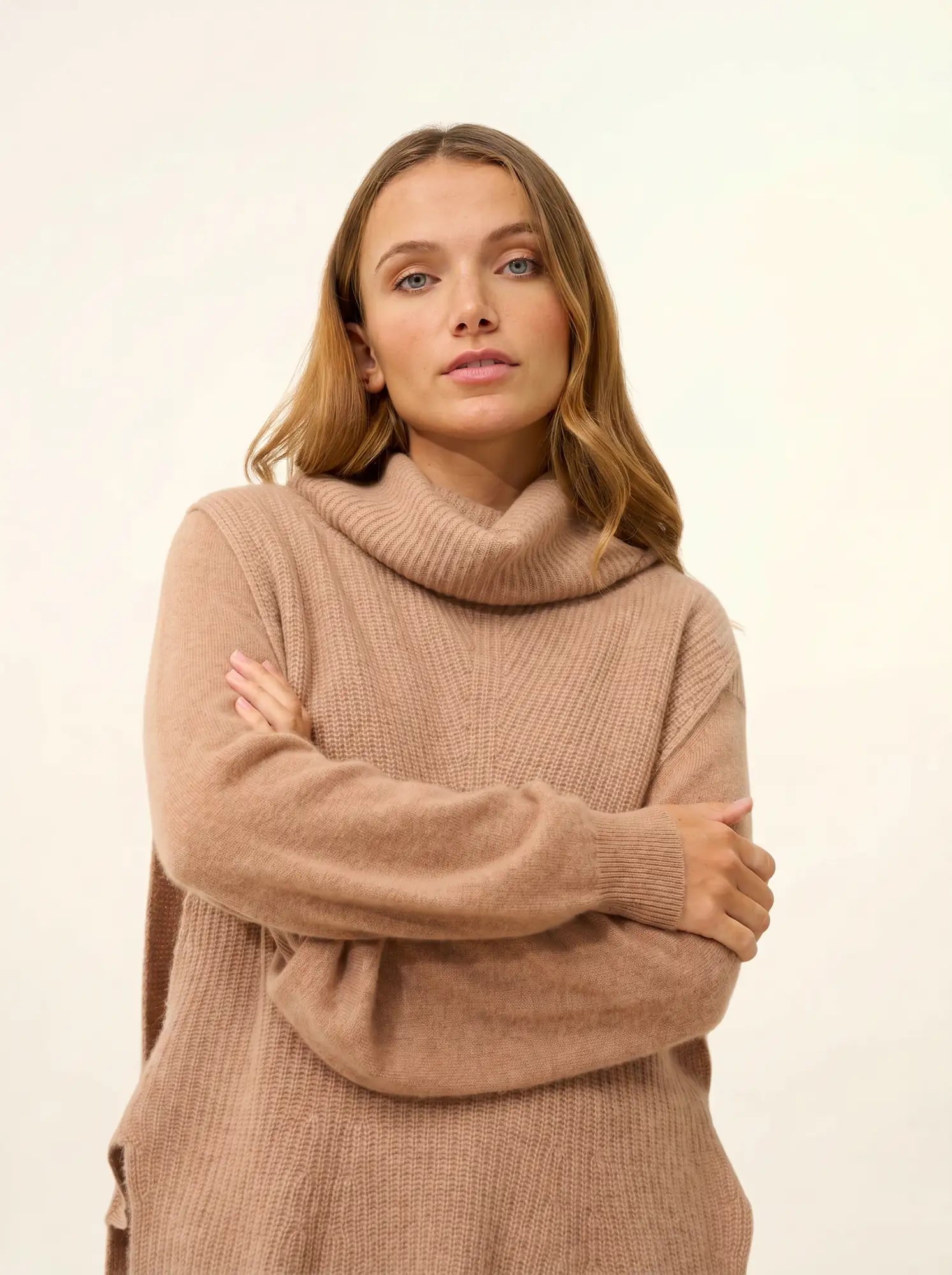 LOU cape rollkragen ärmellos 4-fädig camel meliert