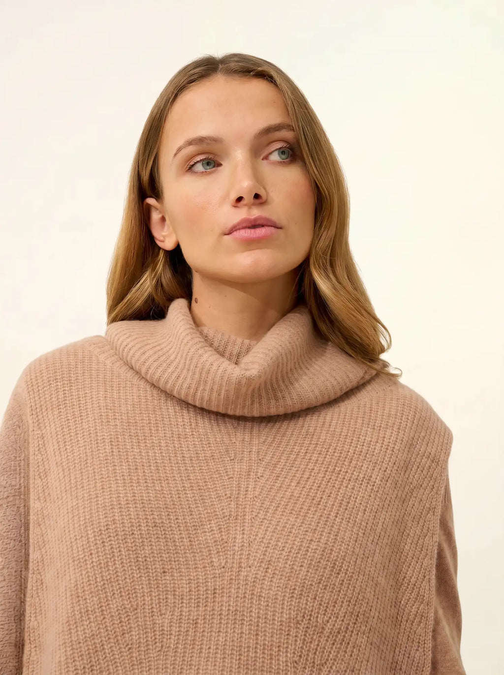 LOU cape rollkragen ärmellos 4-fädig camel meliert