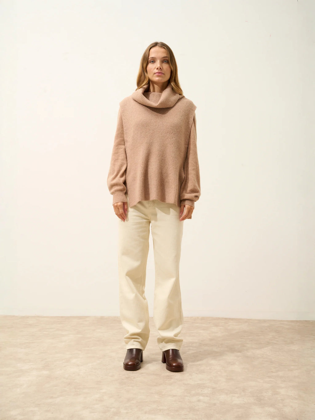 LOU cape rollkragen ärmellos 4-fädig camel meliert