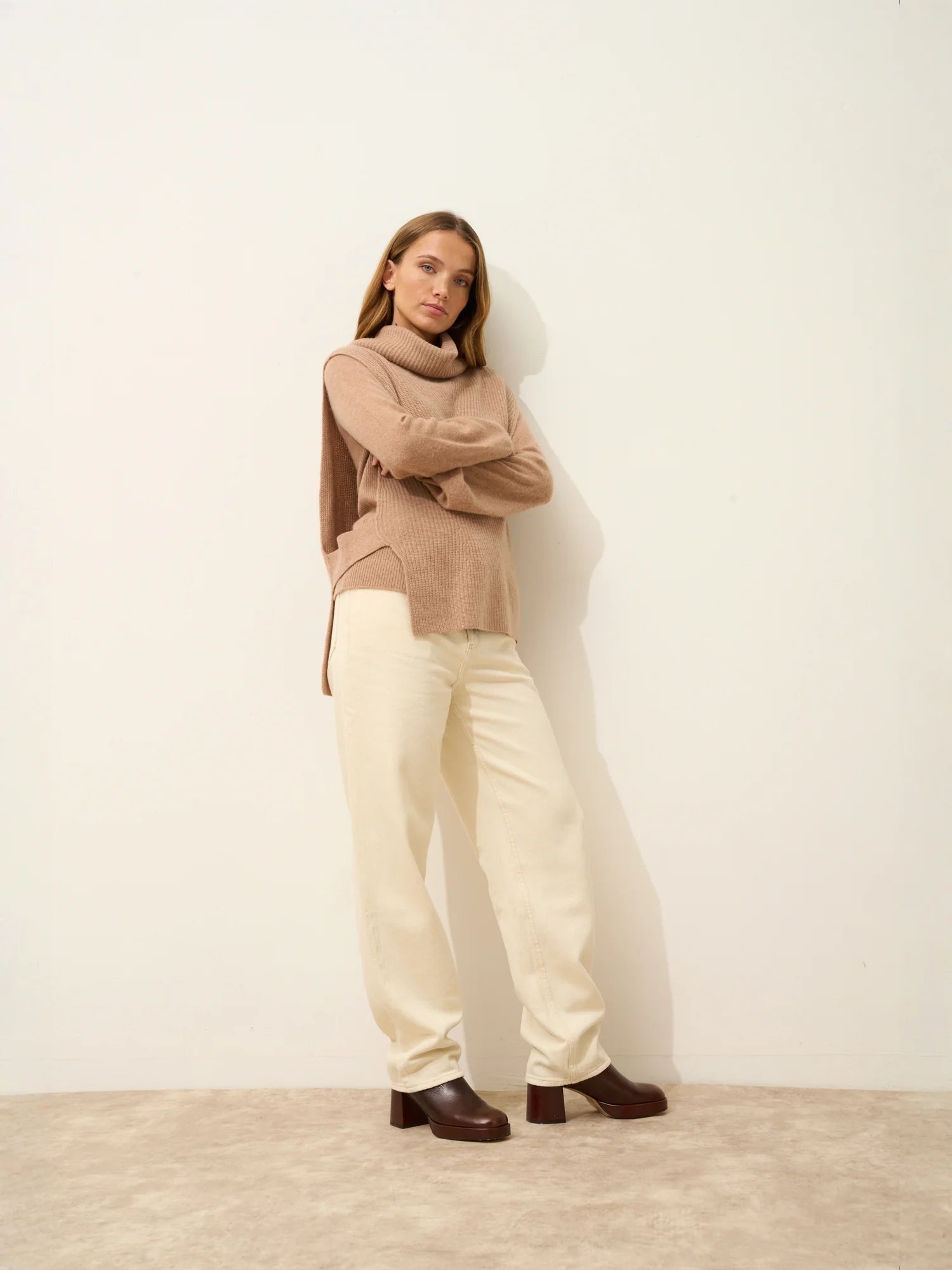 LOU cape rollkragen ärmellos 4-fädig camel meliert