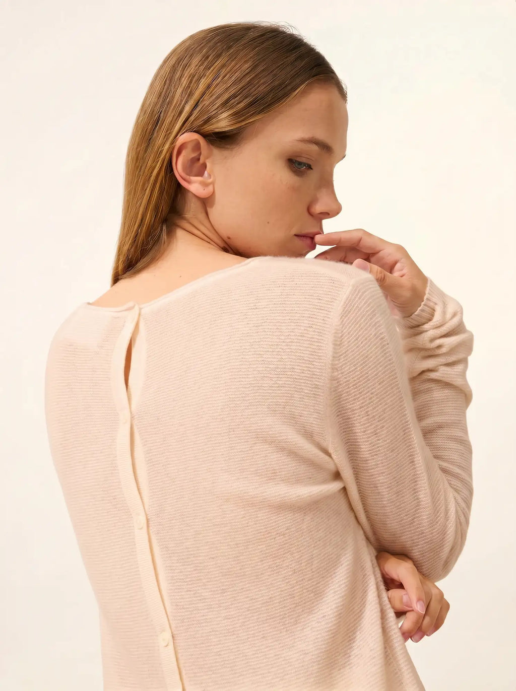 OLENA pullover rundhalsausschnitt geknöpft hinten sand