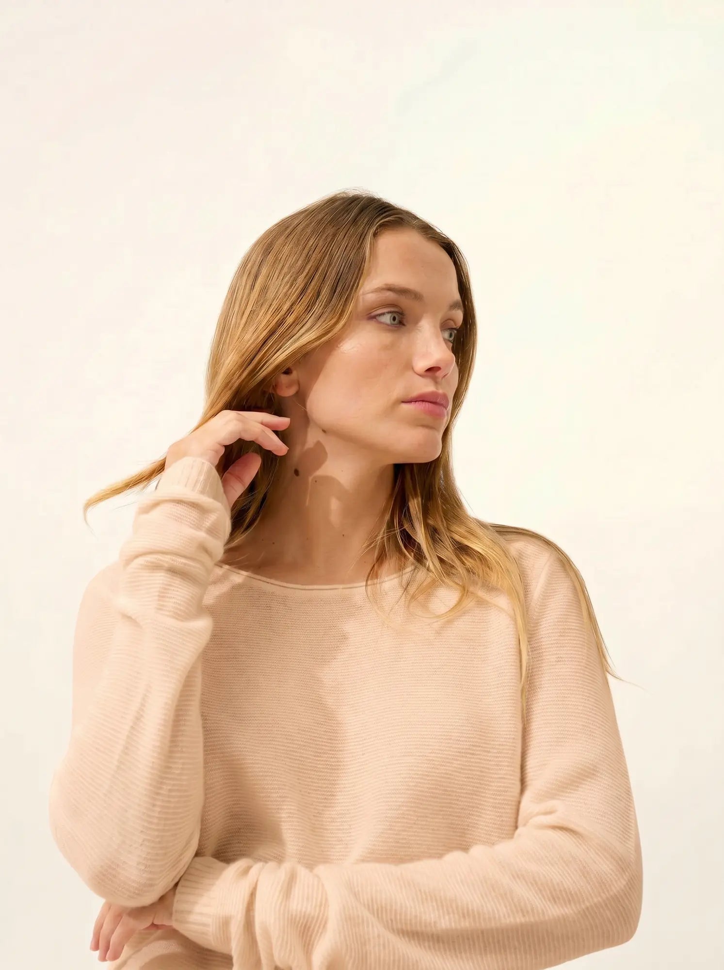 OLENA pullover rundhalsausschnitt geknöpft hinten sand