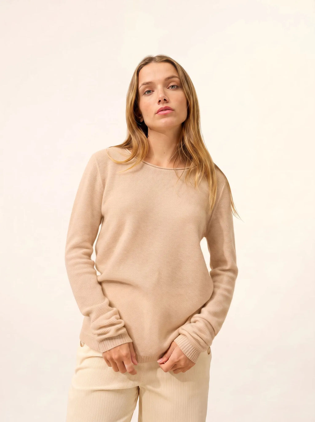 OLENA pullover rundhalsausschnitt geknöpft hinten sand