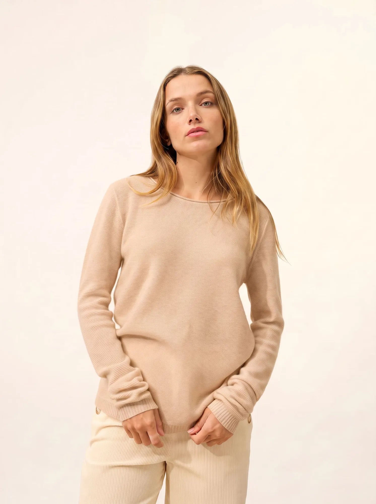 OLENA pullover rundhalsausschnitt geknöpft hinten sand