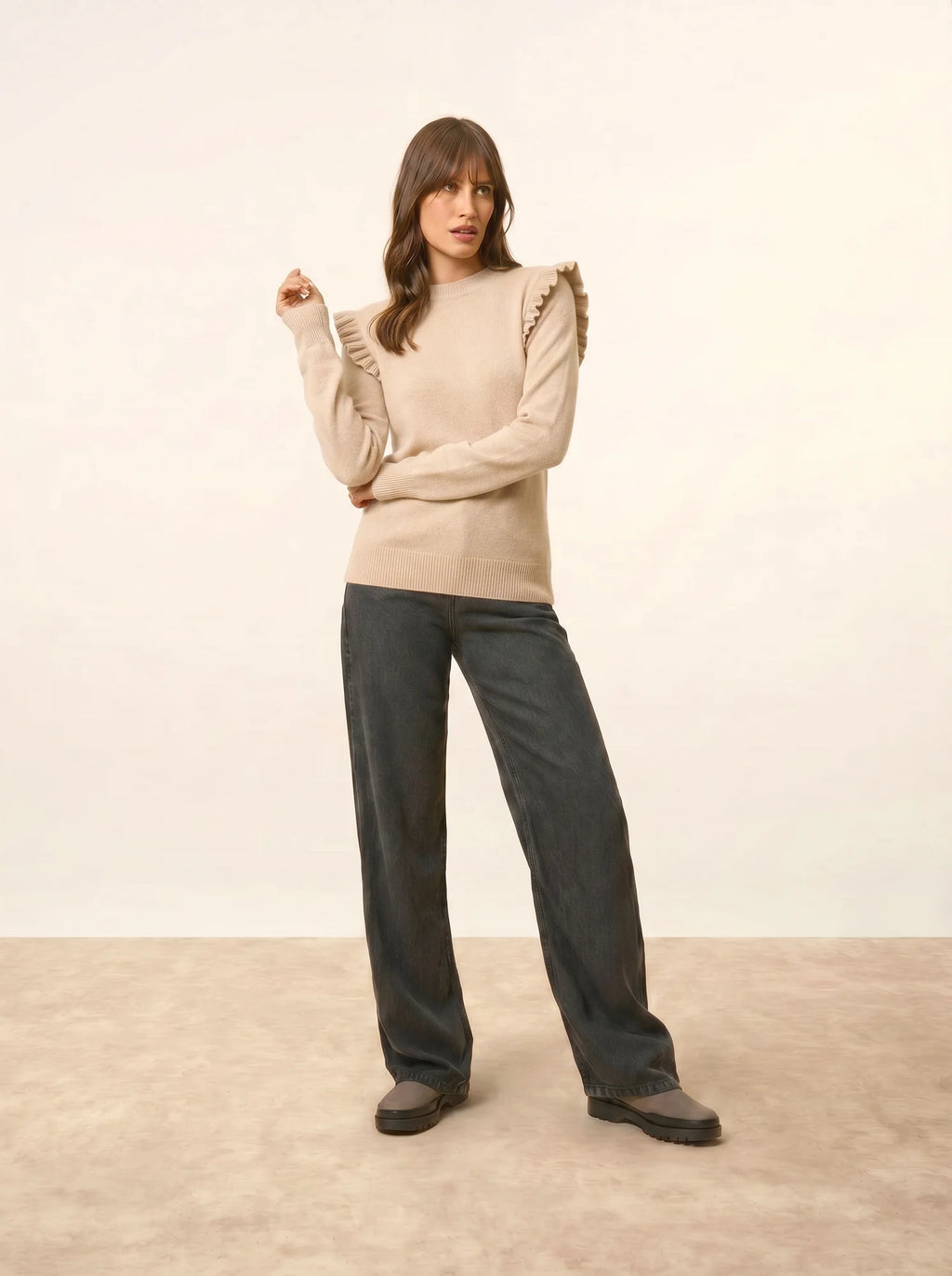 BOXBURN pullover rundhalsausschnitt volants épaules sand