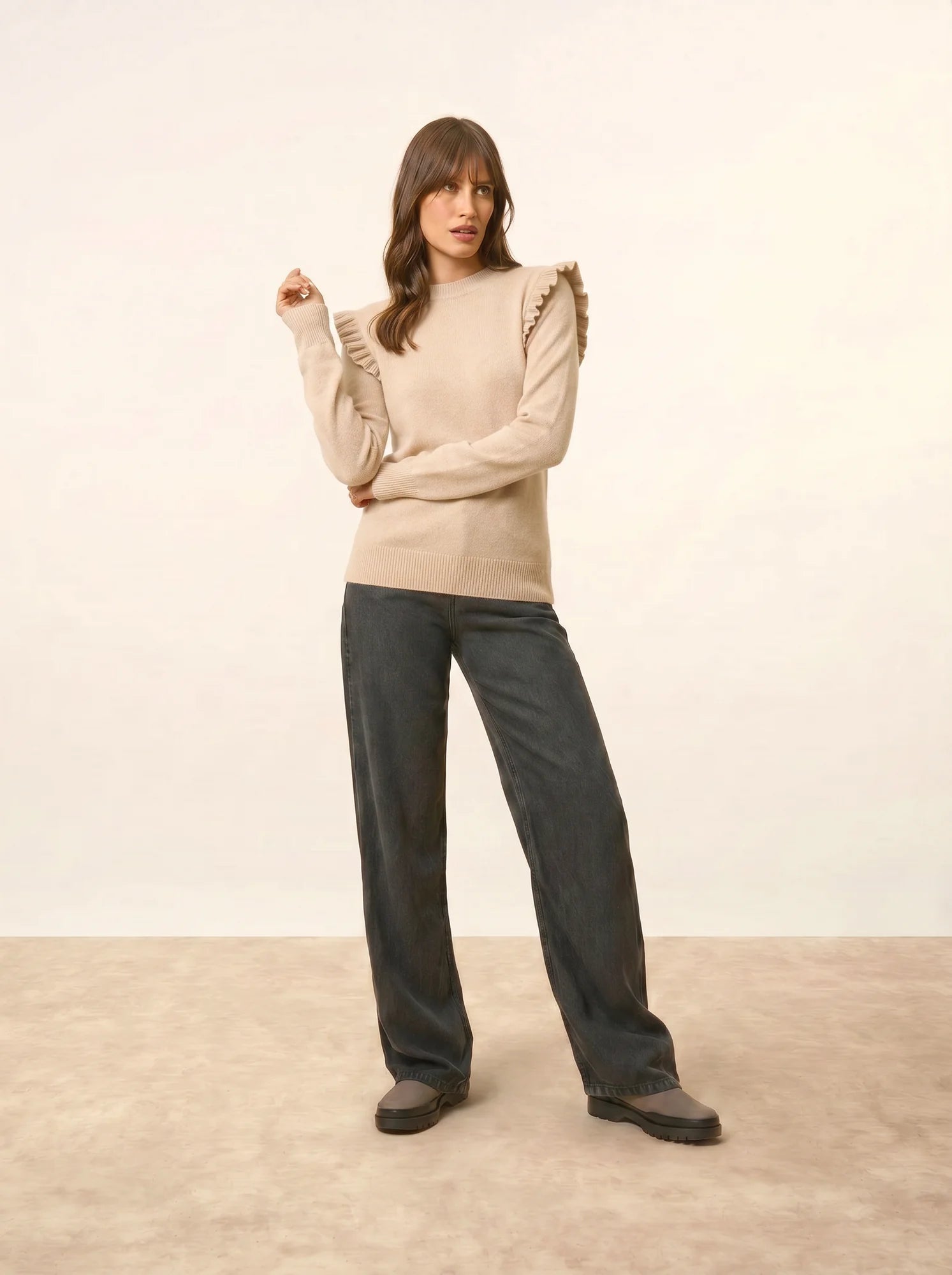 BOXBURN pullover rundhalsausschnitt volants épaules sand