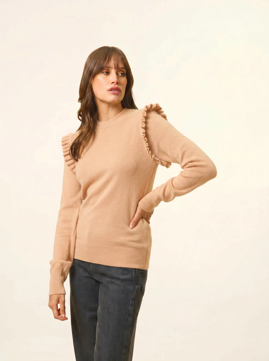 BOXBURN pullover rundhalsausschnitt volants épaules sand