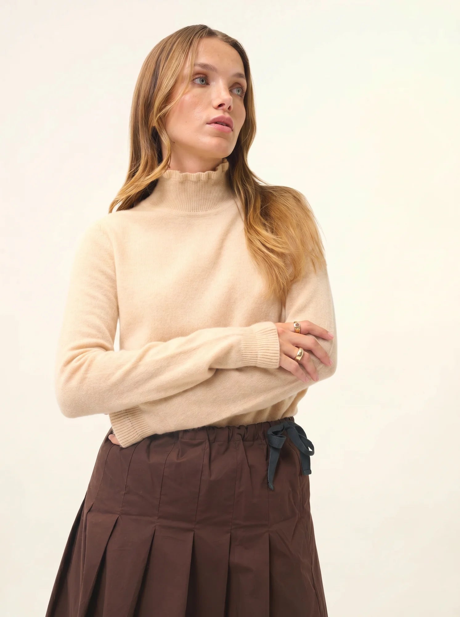 TRILA pullover stehkragen volant sand