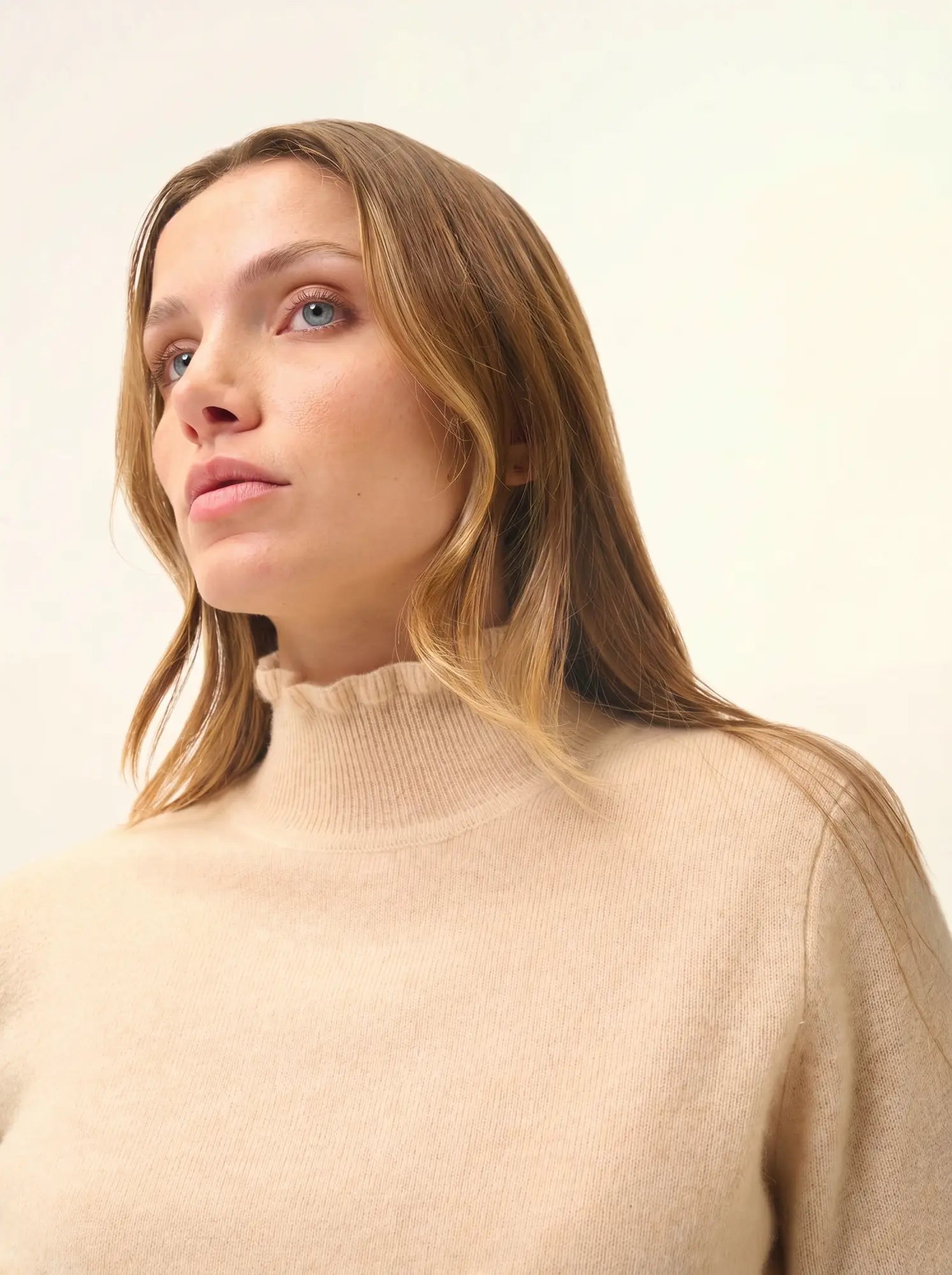TRILA pullover stehkragen volant sand