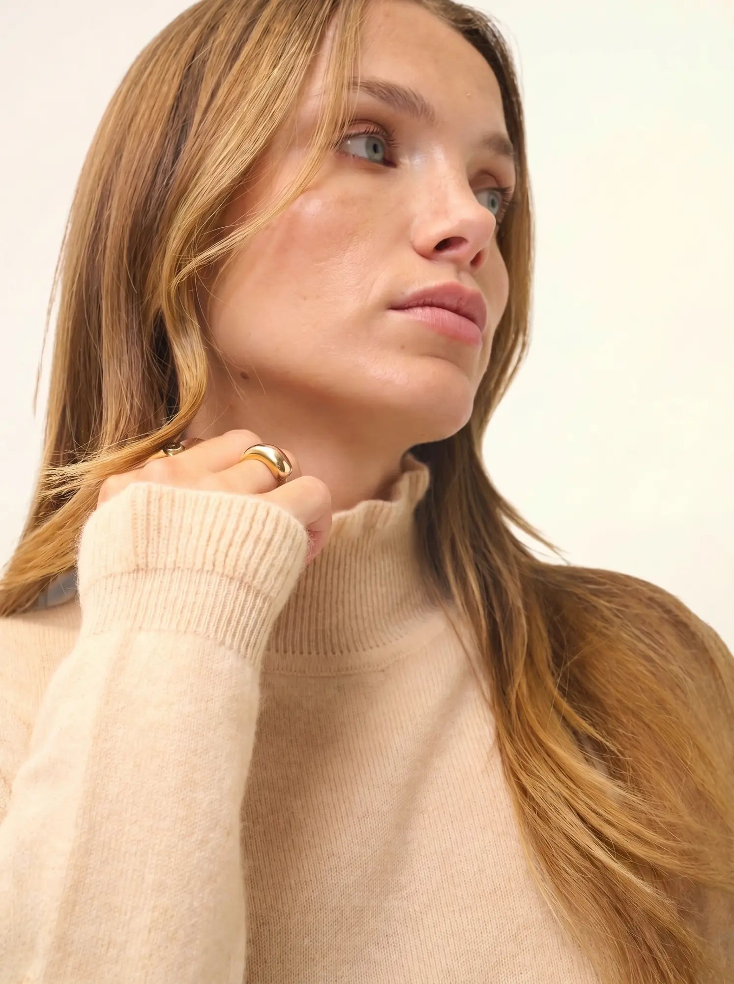 TRILA pullover stehkragen volant sand