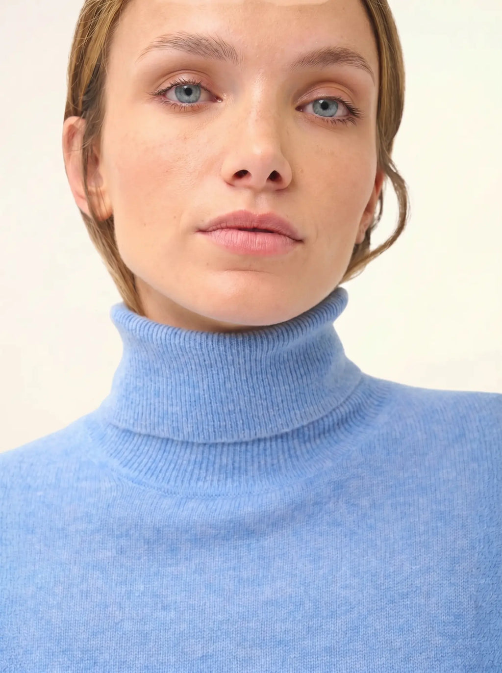 AVA pull col roulé ciel