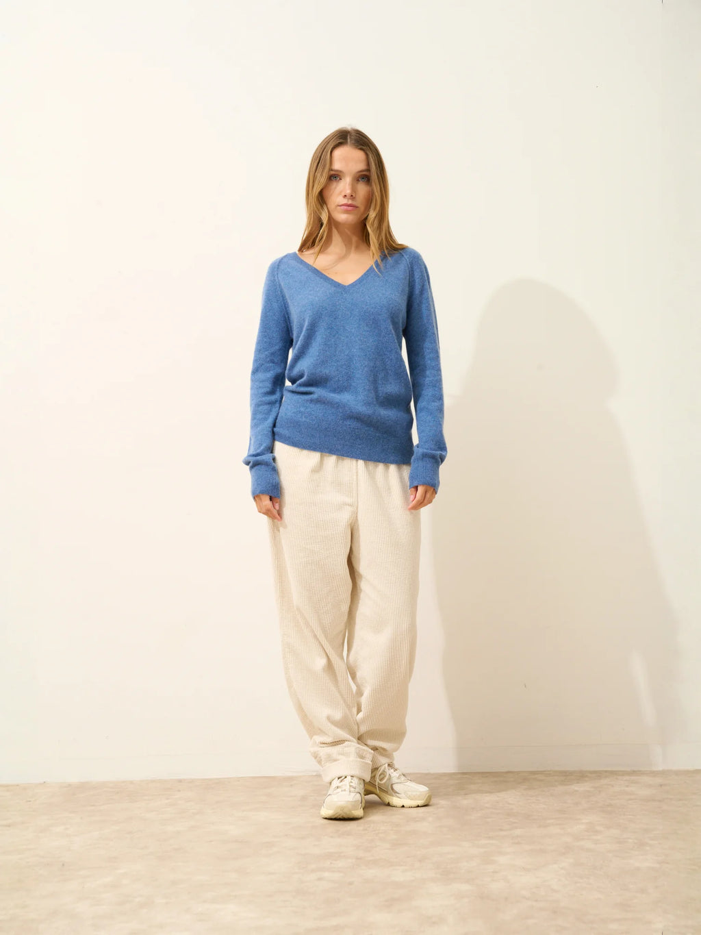 PHOEBE pull col V bleu denim