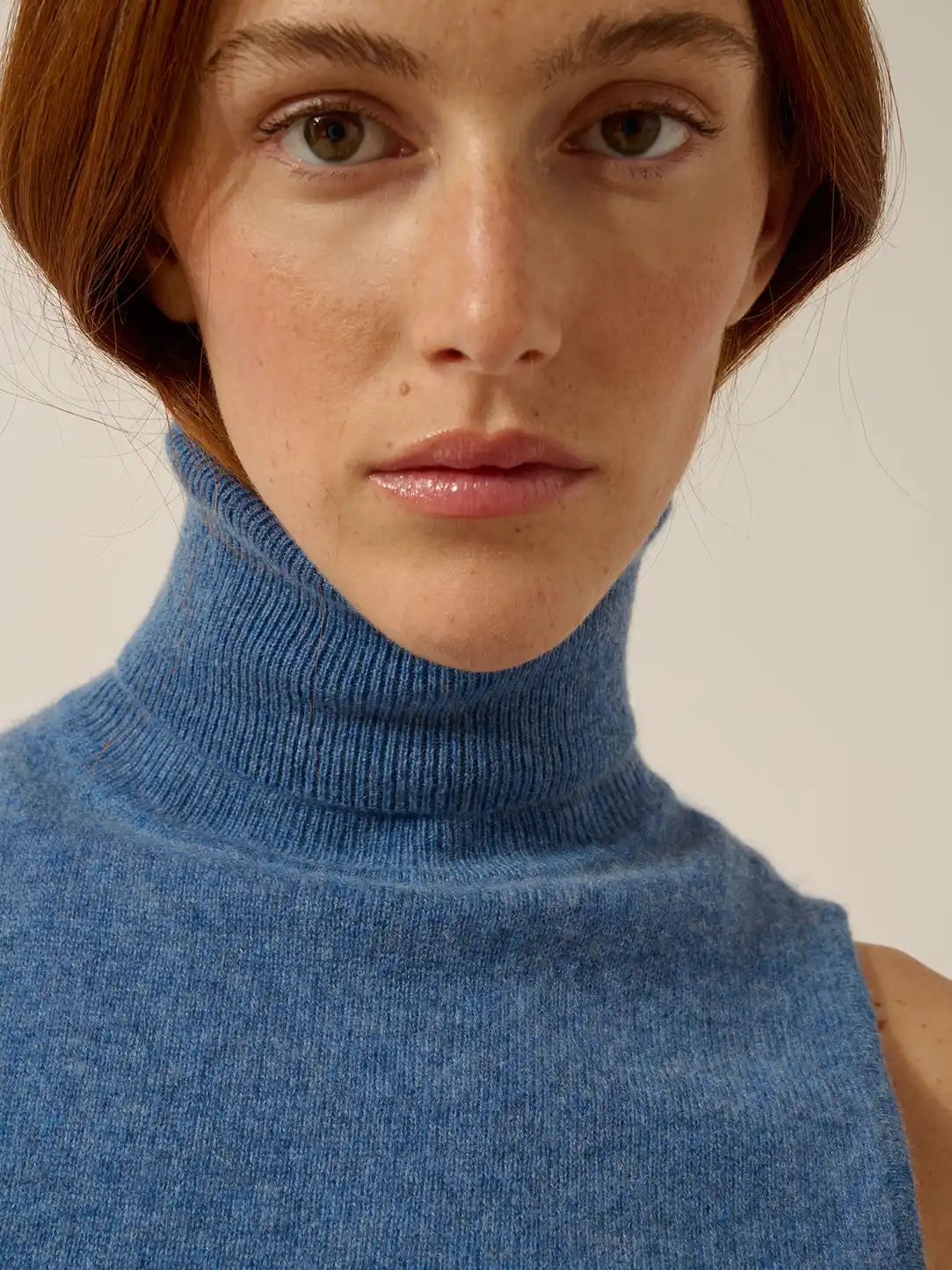 VIOLET pullover rollkragen ärmellos blau denim