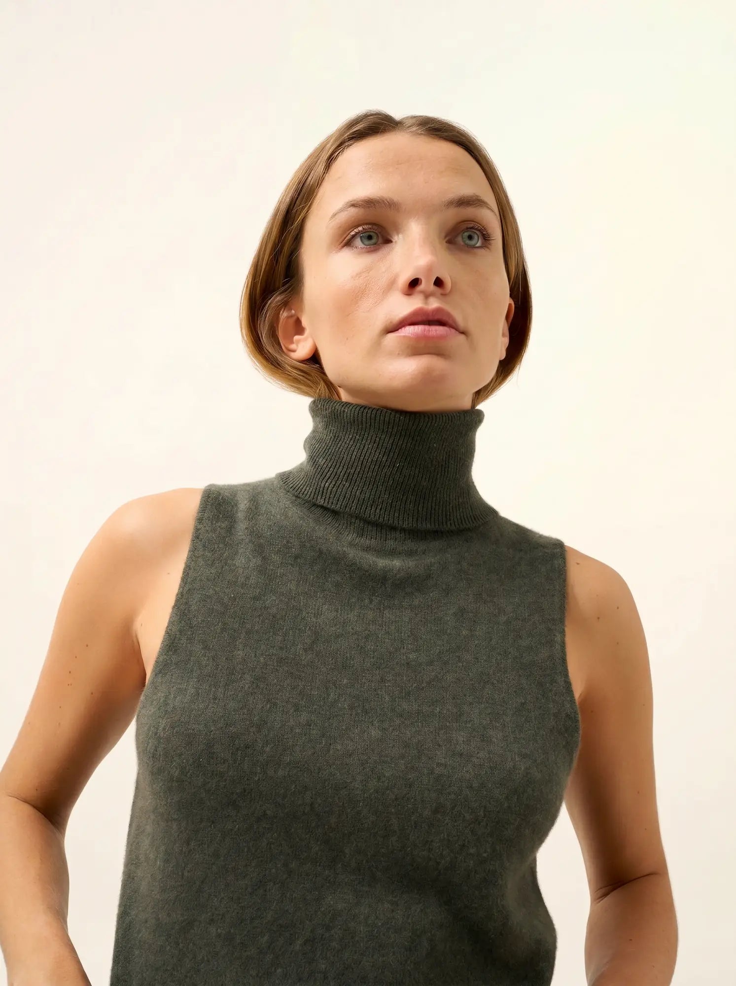 VIOLET pullover rollkragen ärmellos khaki meliert