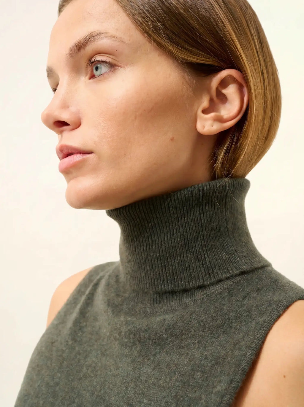 VIOLET pullover rollkragen ärmellos khaki meliert