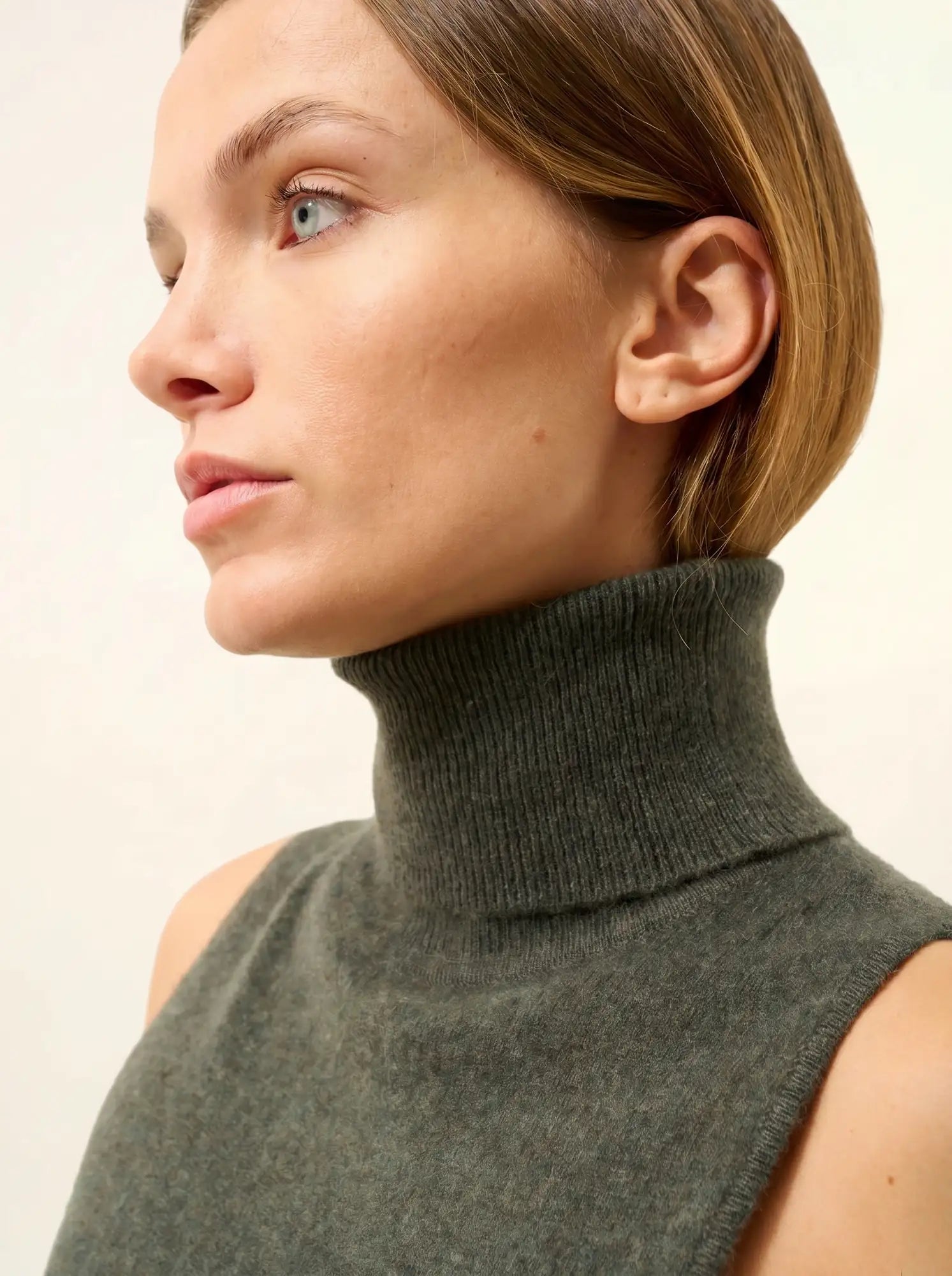VIOLET pullover rollkragen ärmellos khaki meliert
