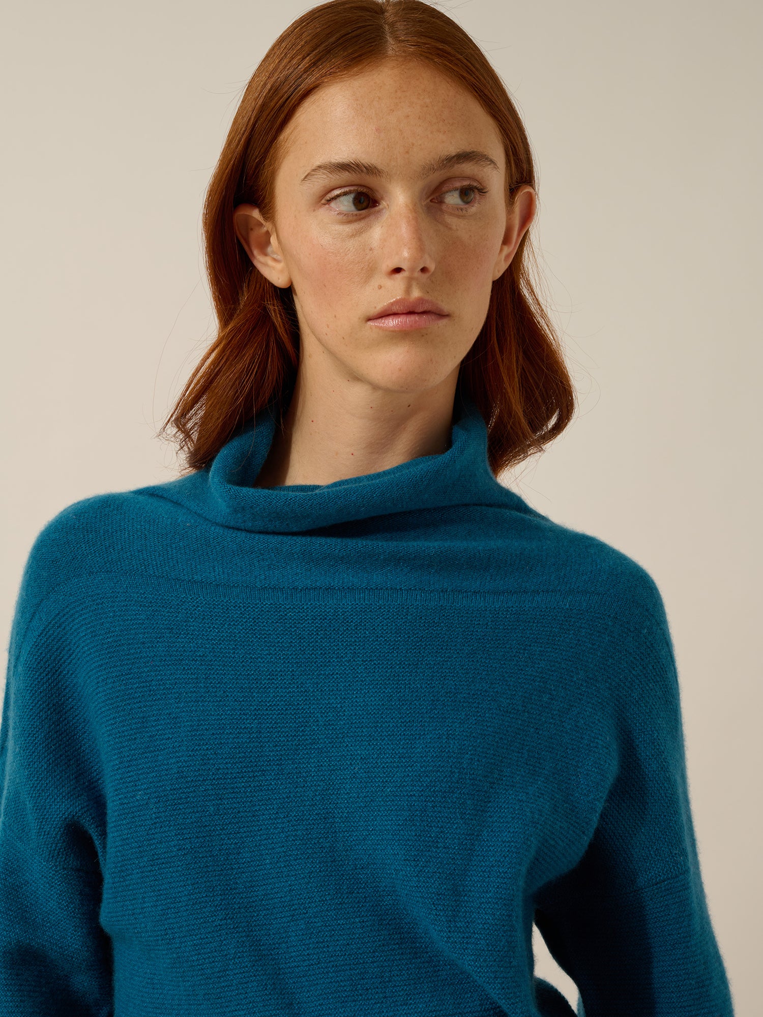 BLANTYRE pull col roulé paon