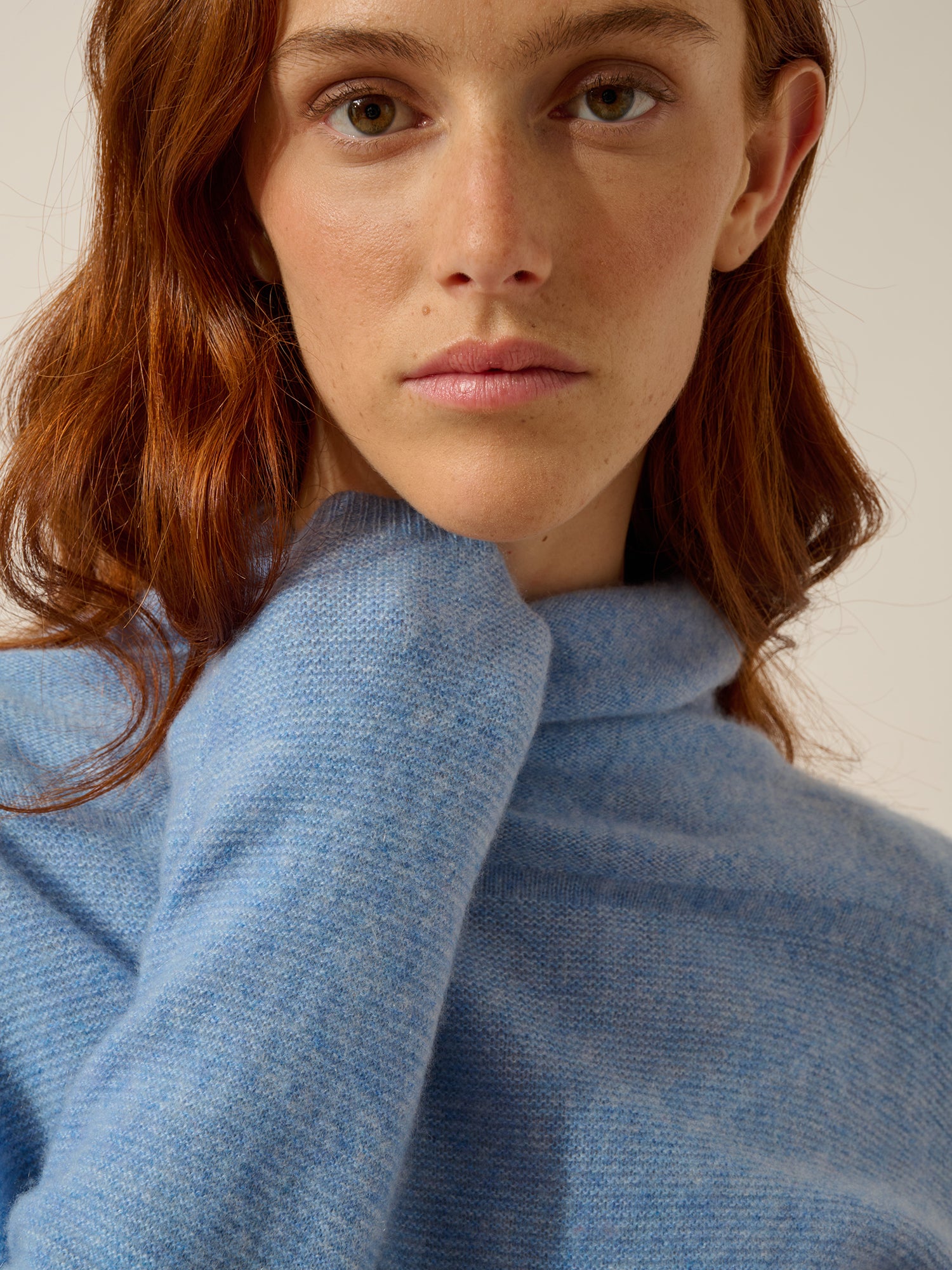 BLANTYRE pull col roulé sky