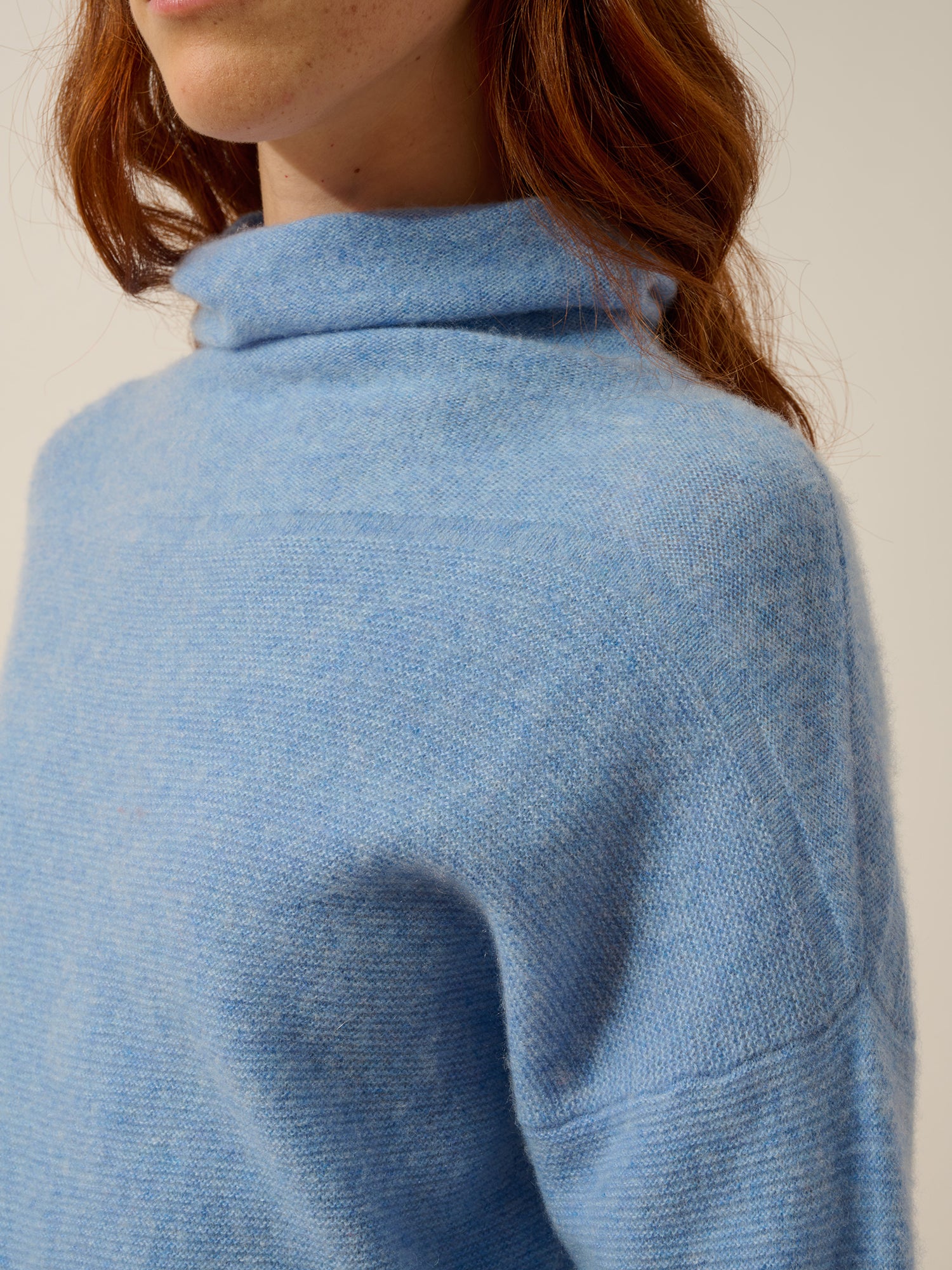 BLANTYRE pull col roulé sky
