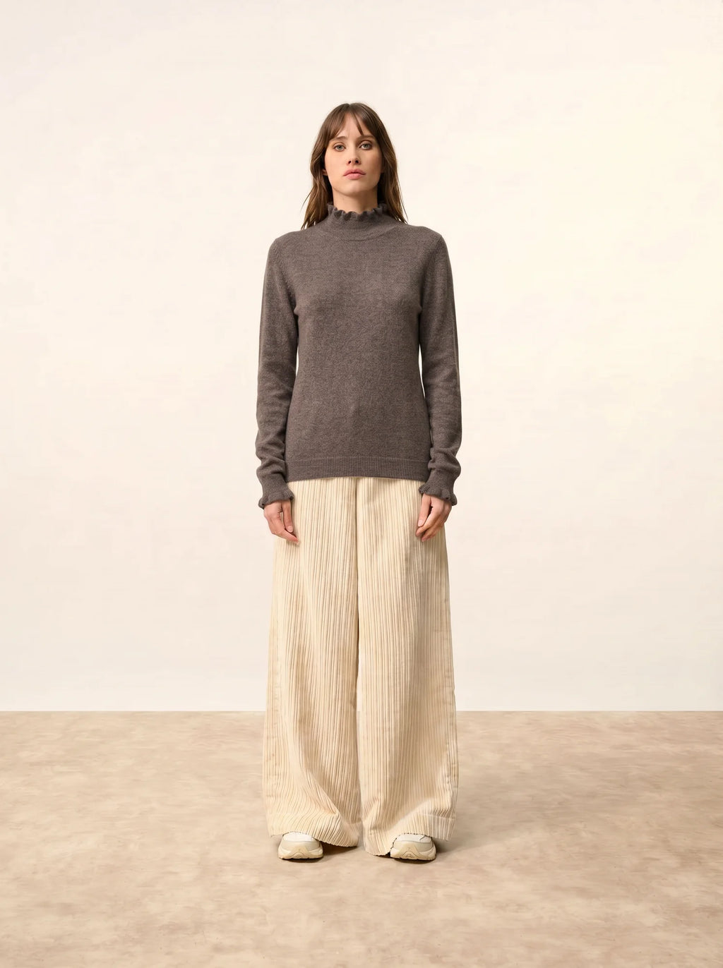 TRILA Pull Col Montant Volanté Taupe Chiné