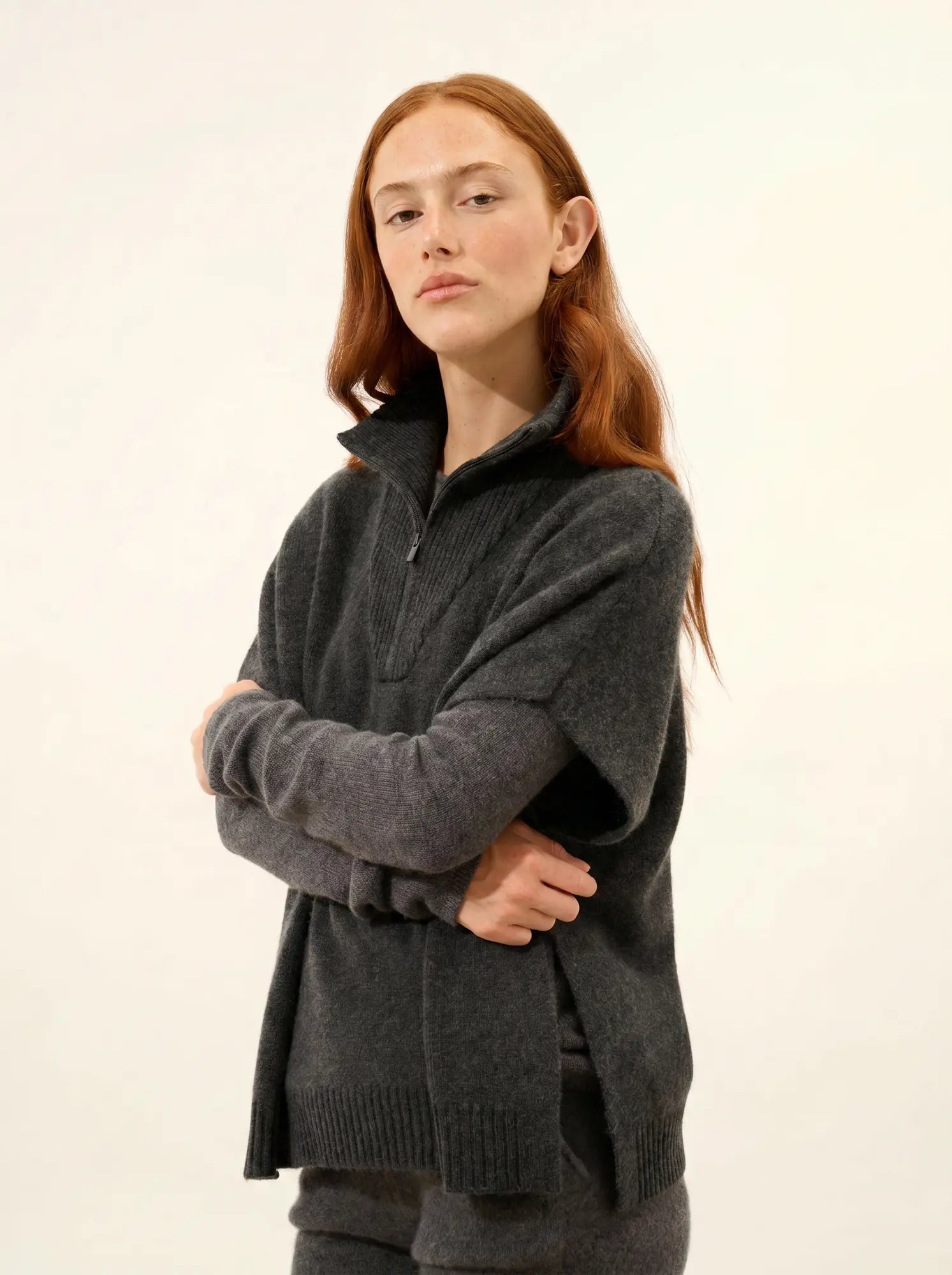 VIVIENNE poncho col dockermütze 4-fädig carbone meliert