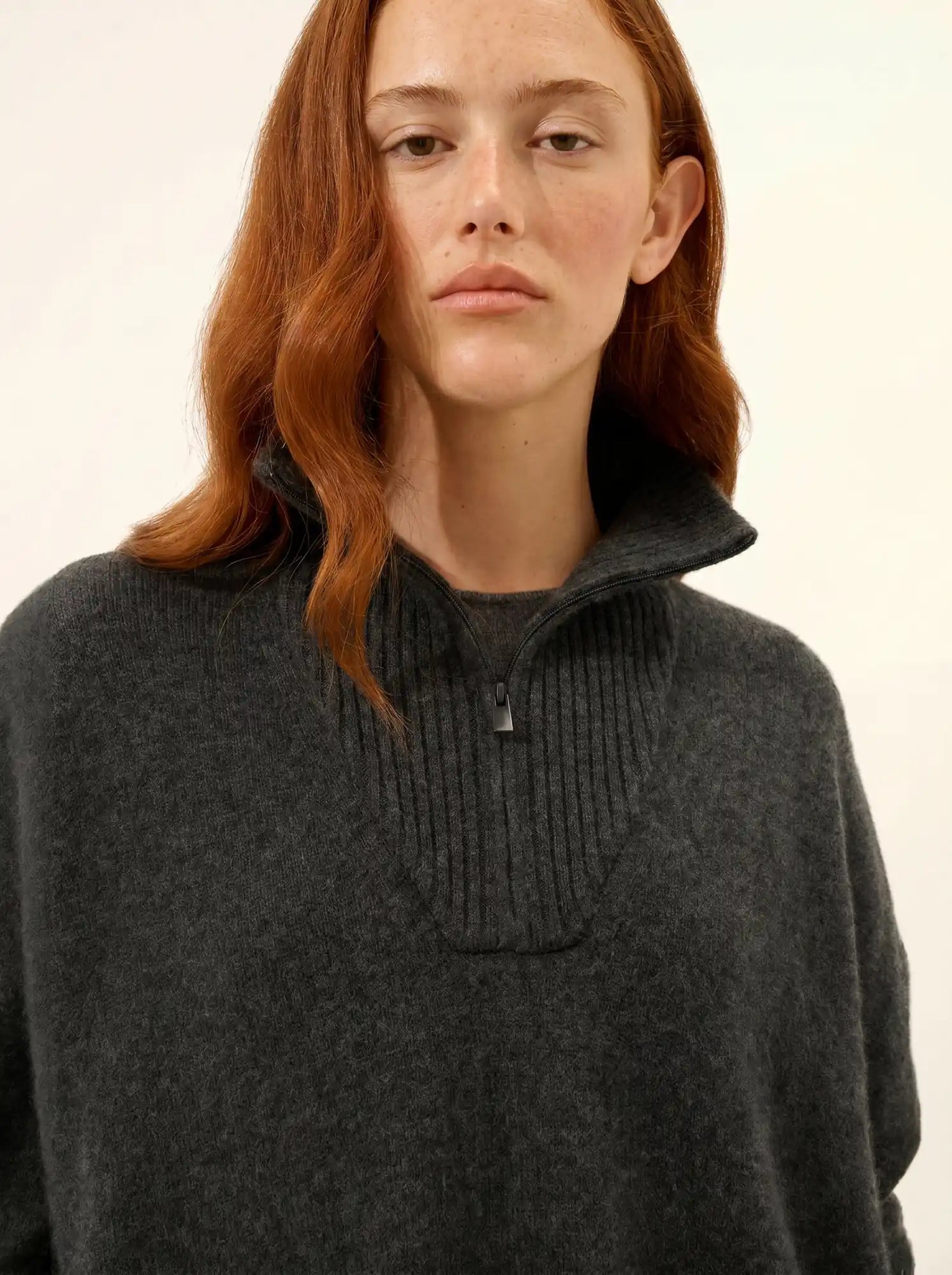 VIVIENNE poncho col dockermütze 4-fädig carbone meliert