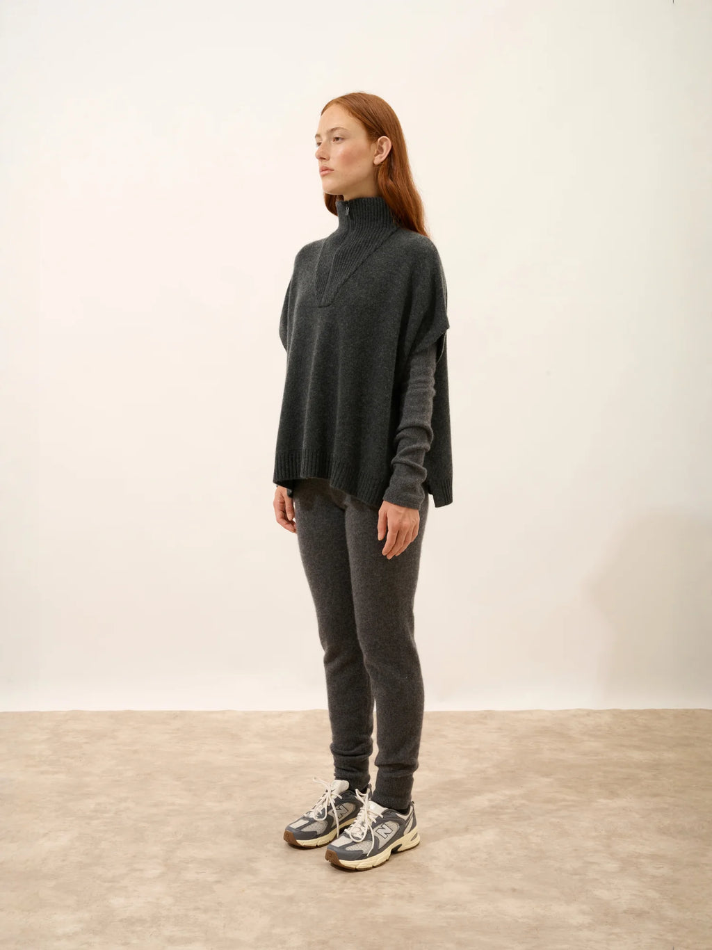 VIVIENNE poncho col dockermütze 4-fädig carbone meliert