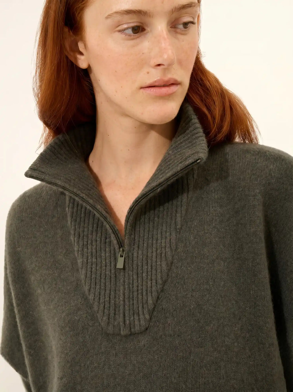 VIVIENNE poncho col dockermütze 4-fädig khaki meliert