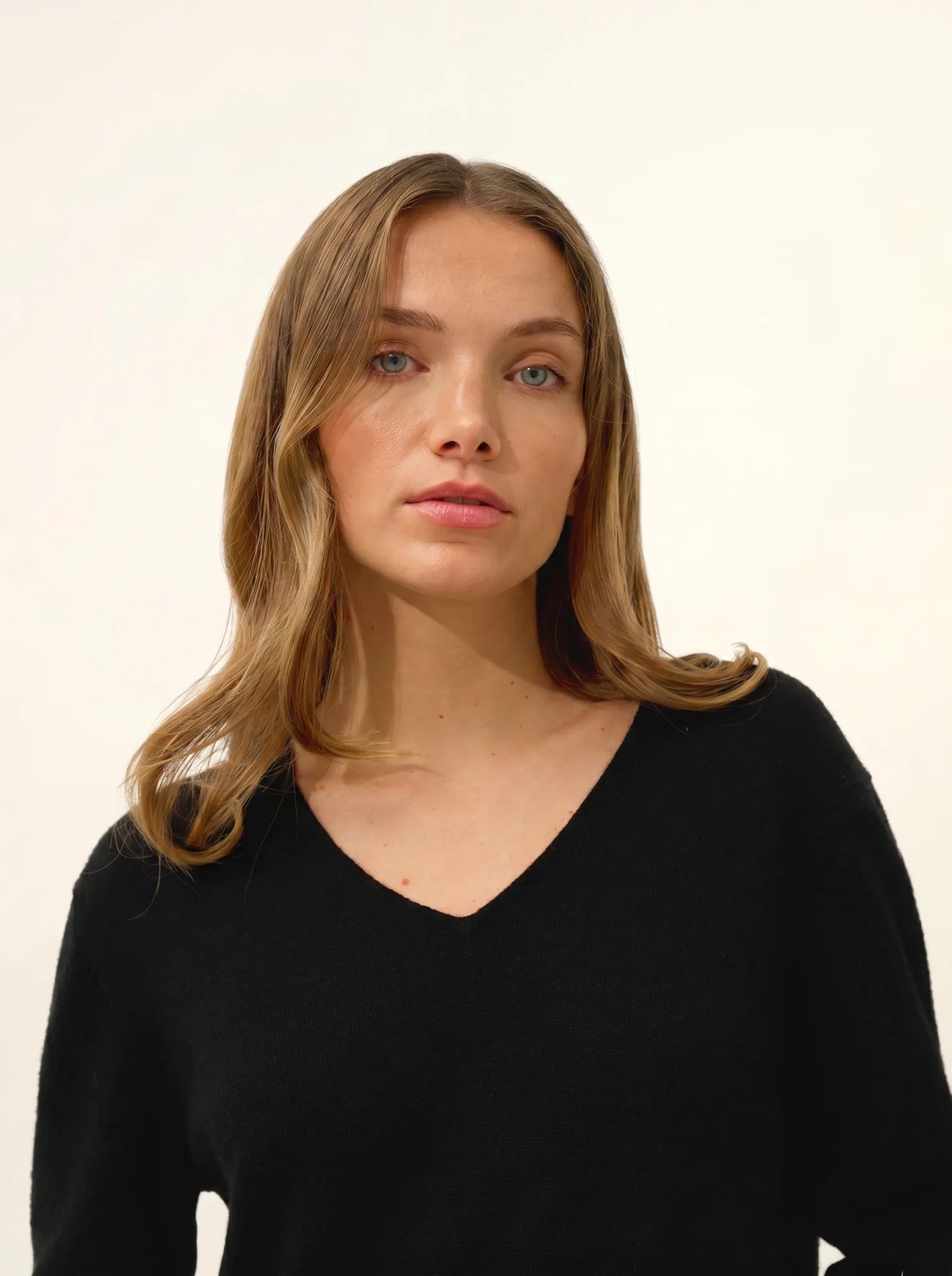 MILEYA kleid v-ausschnitt schwarz