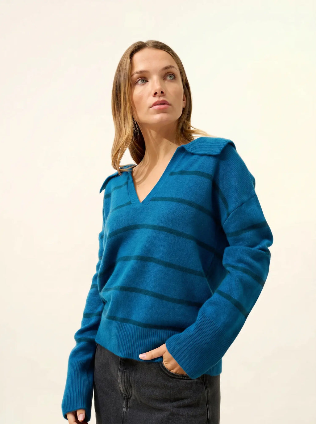 AMARISSE poloshirt v-ausschnitt croisé 4-fädig paon und grün petrol